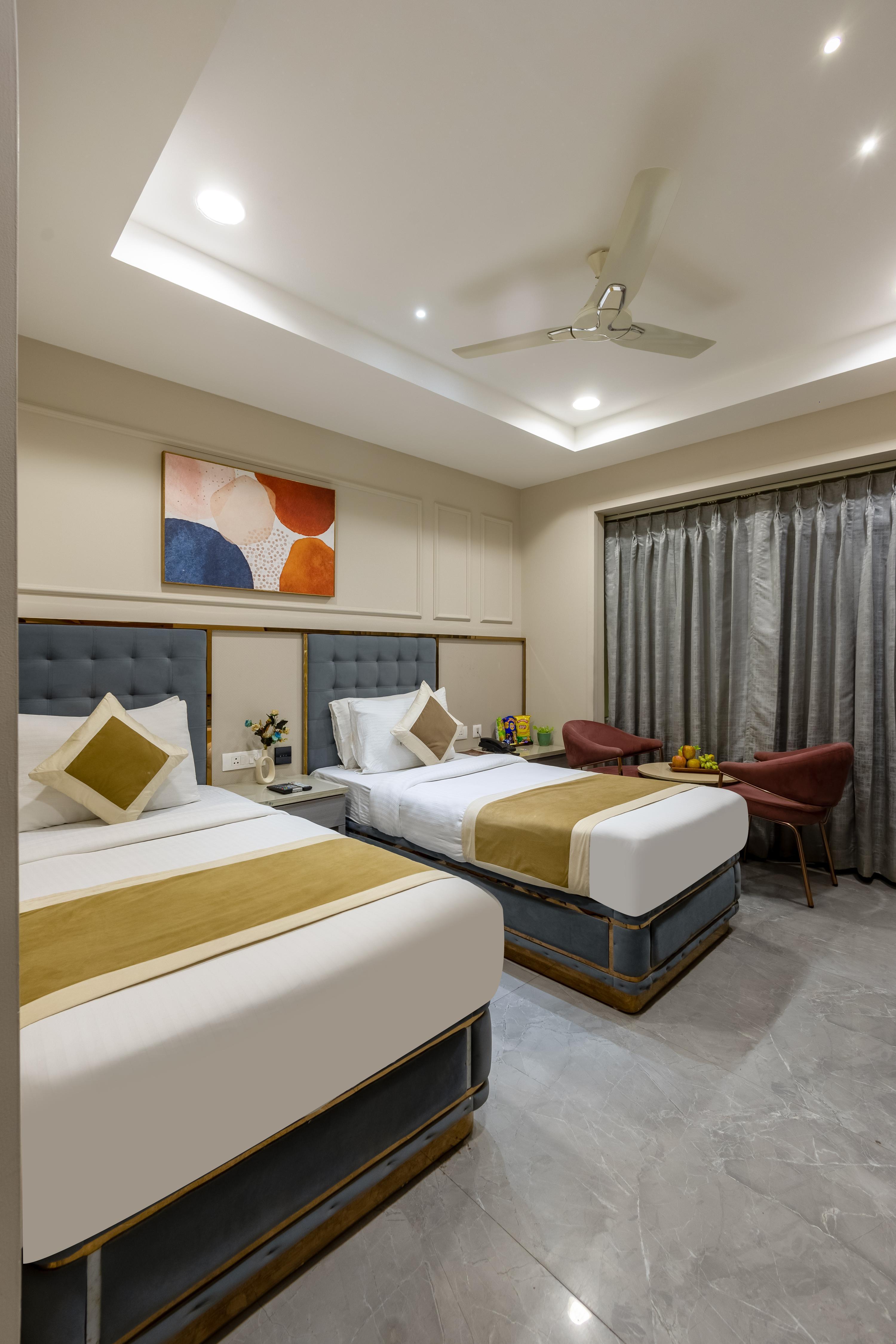 Hotel Sapphire House@5Mins from NDLS and Metro - Tap to explore photos