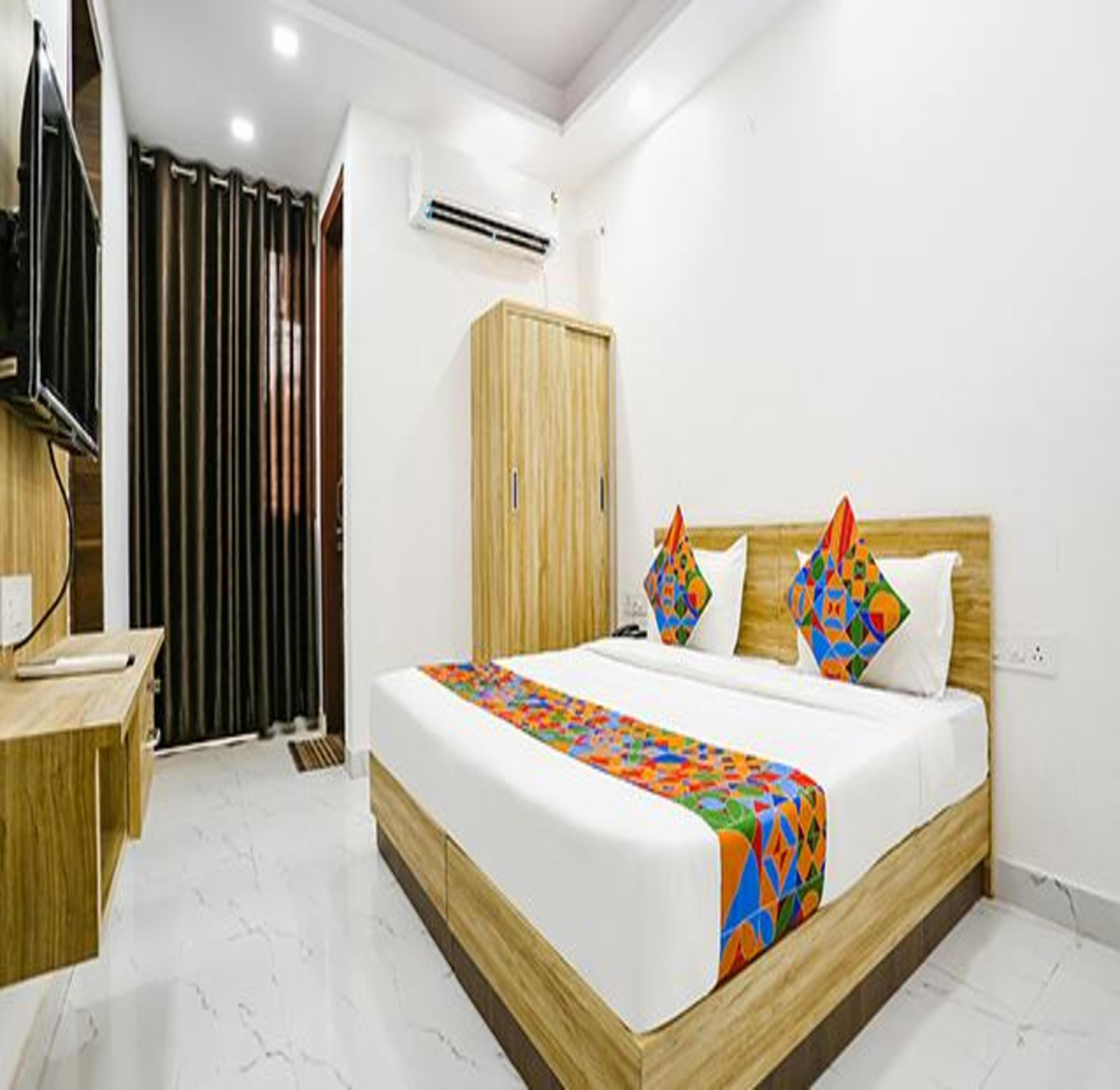FabHotel New Silver Crown - Tap to explore photos