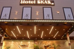 Hotel Ekas - 200 M from Charbagh Railway Station