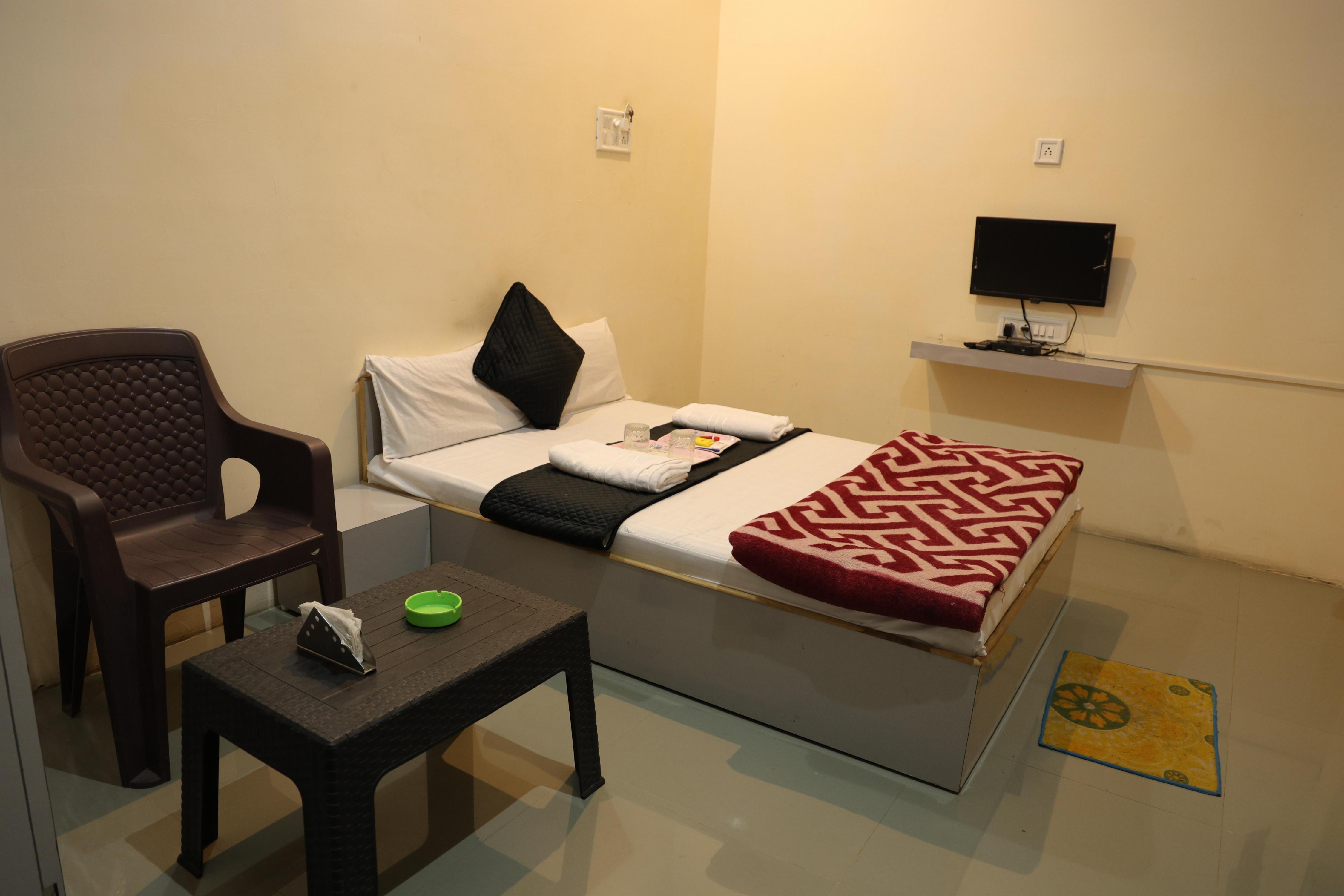 Hotel The villa Room Type - DELUX AC SINGLE BED