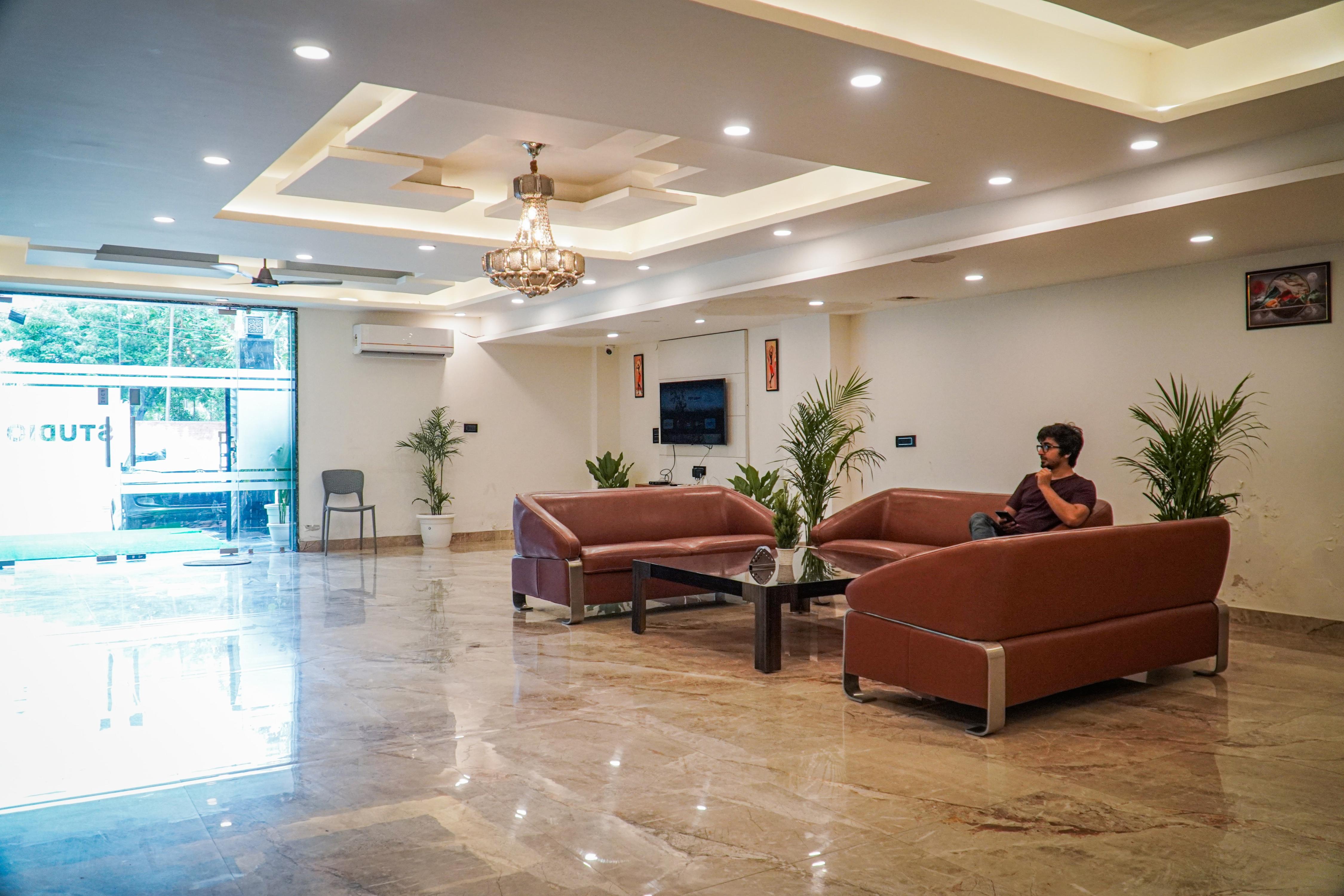 Hotel Leaf Studio near Medanta