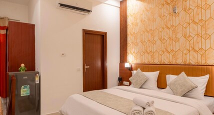 The Lodgers Hotel & Banquet Sector 38 Room Type - Deluxe Room with Balcony