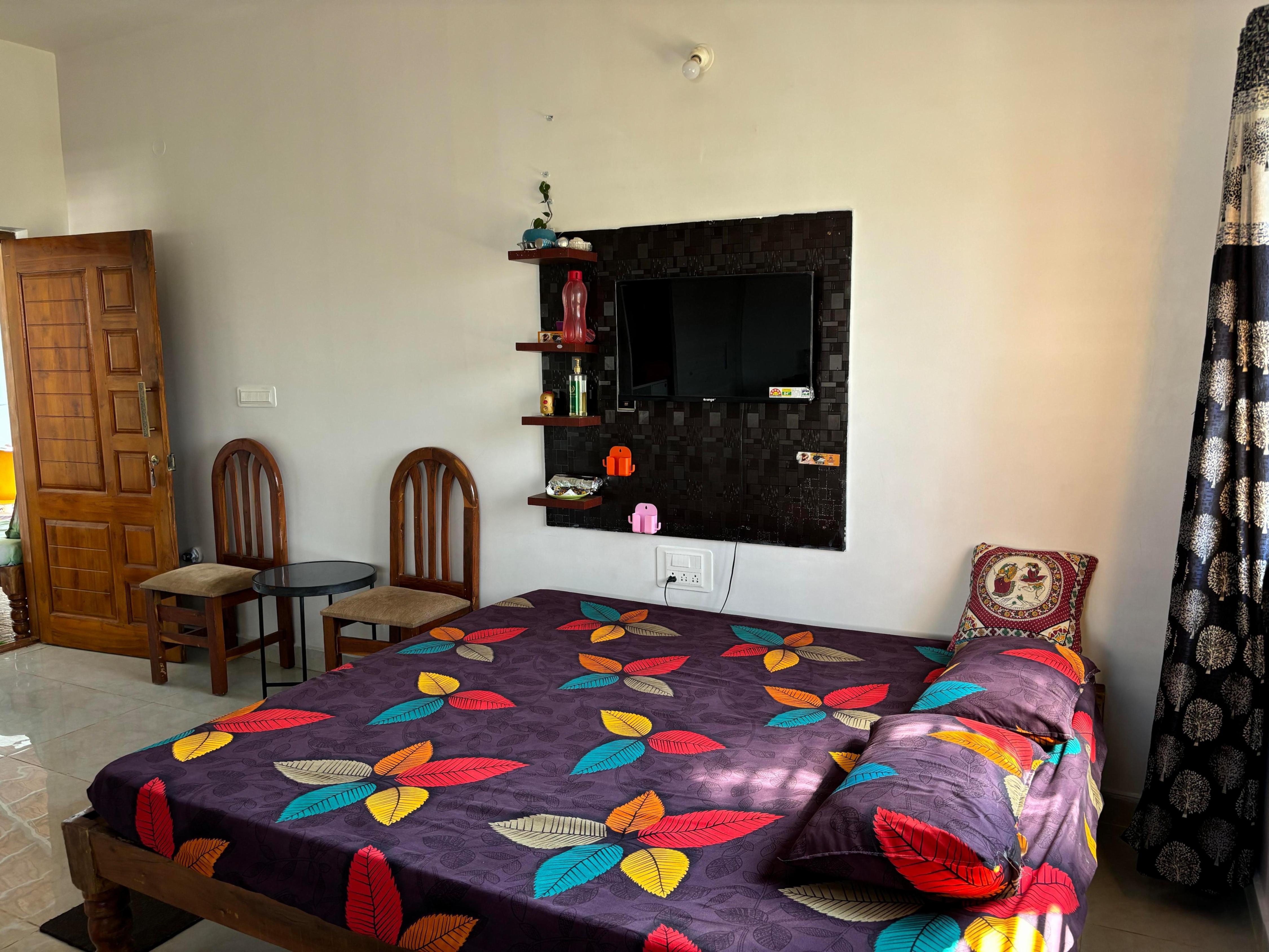 Ideal, Cool, Calm Room for Families & Couples - Tap to explore photos