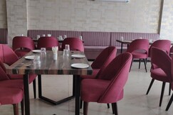 HOTEL MEERA LOK