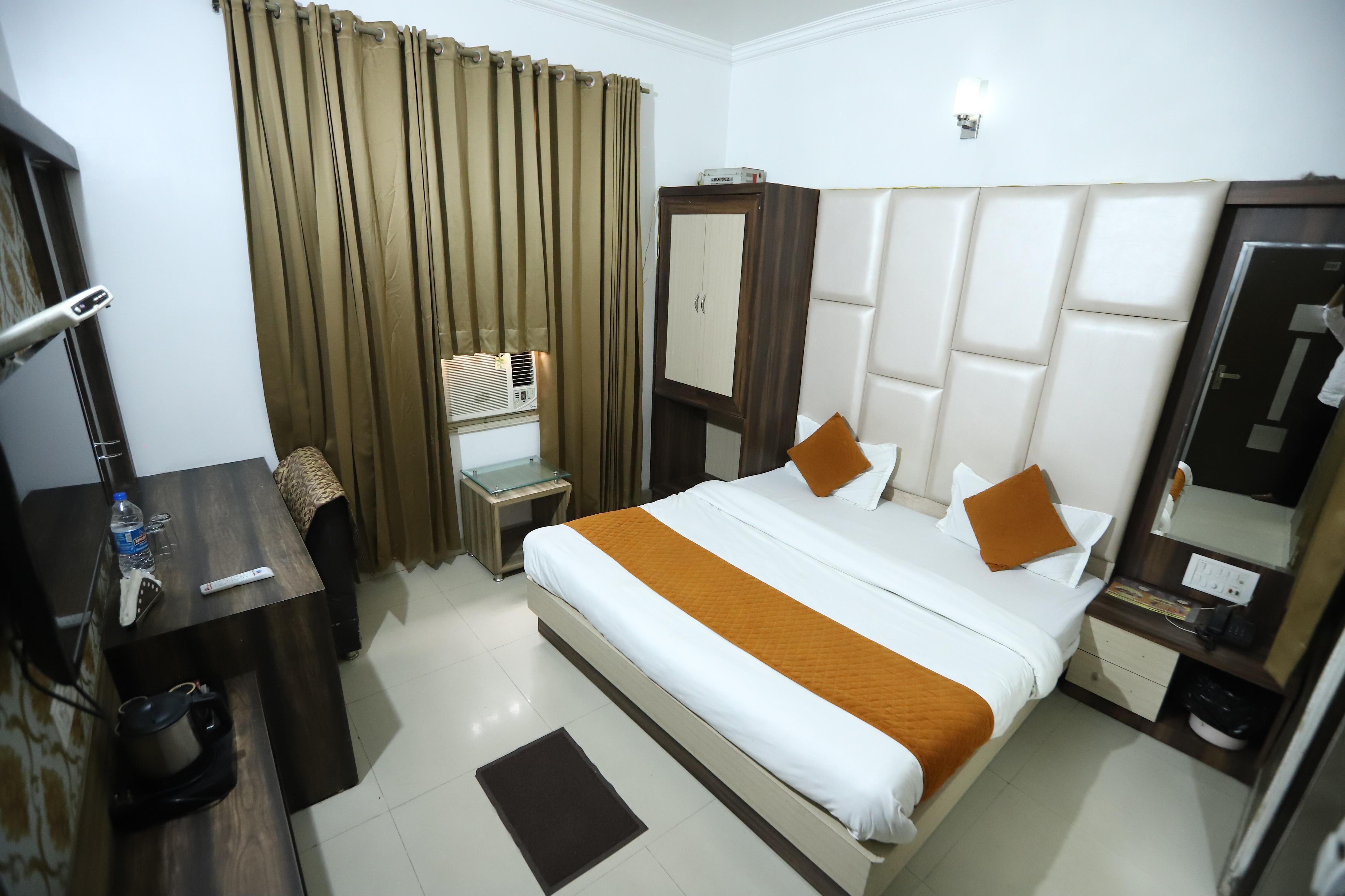 Malhotra Inn (2 min walk from the Golden Temple) - Tap to explore photos