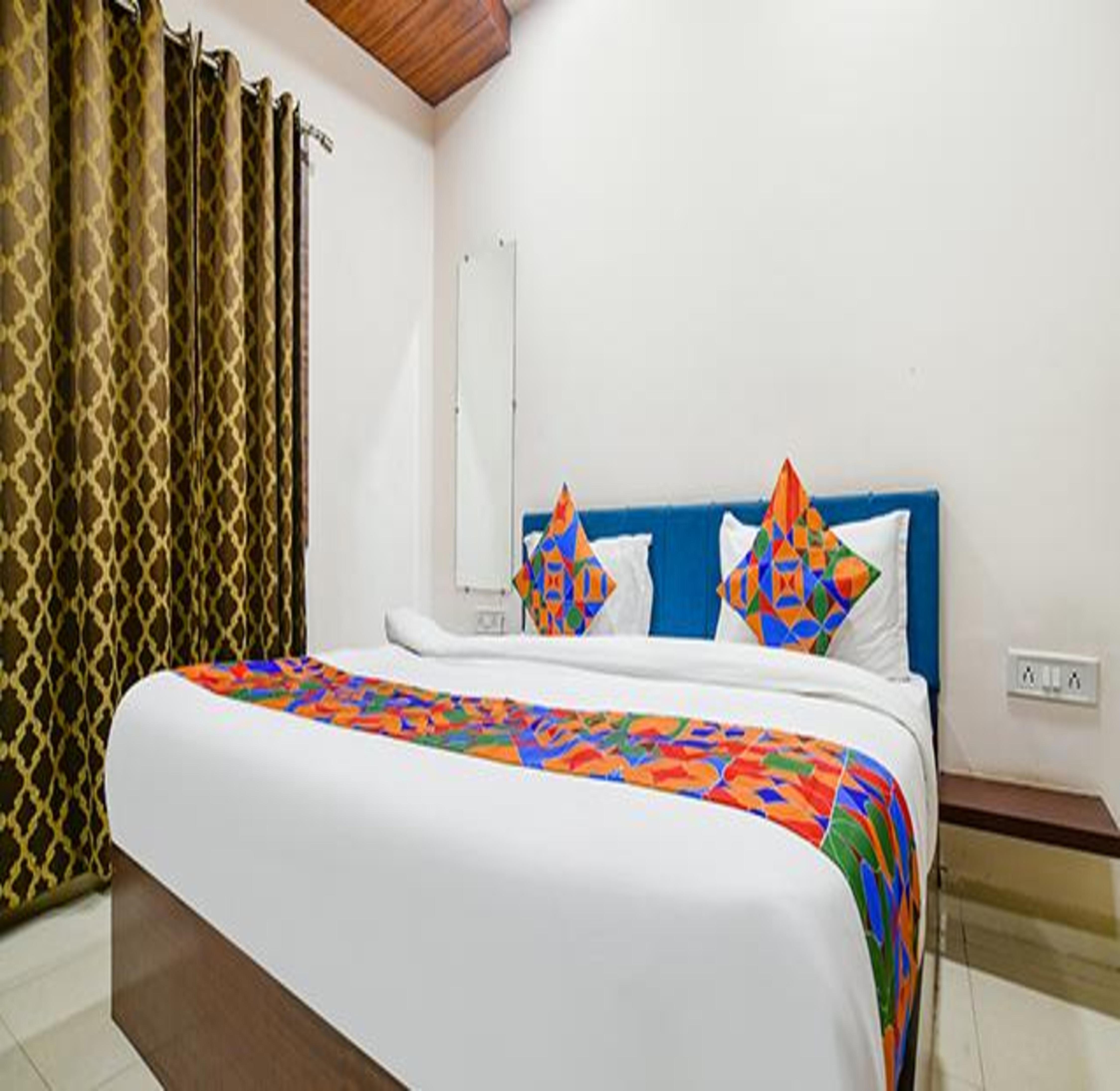 FabHotel Green Park I, Rajiv Gandhi Circle Room Type - Deluxe Room