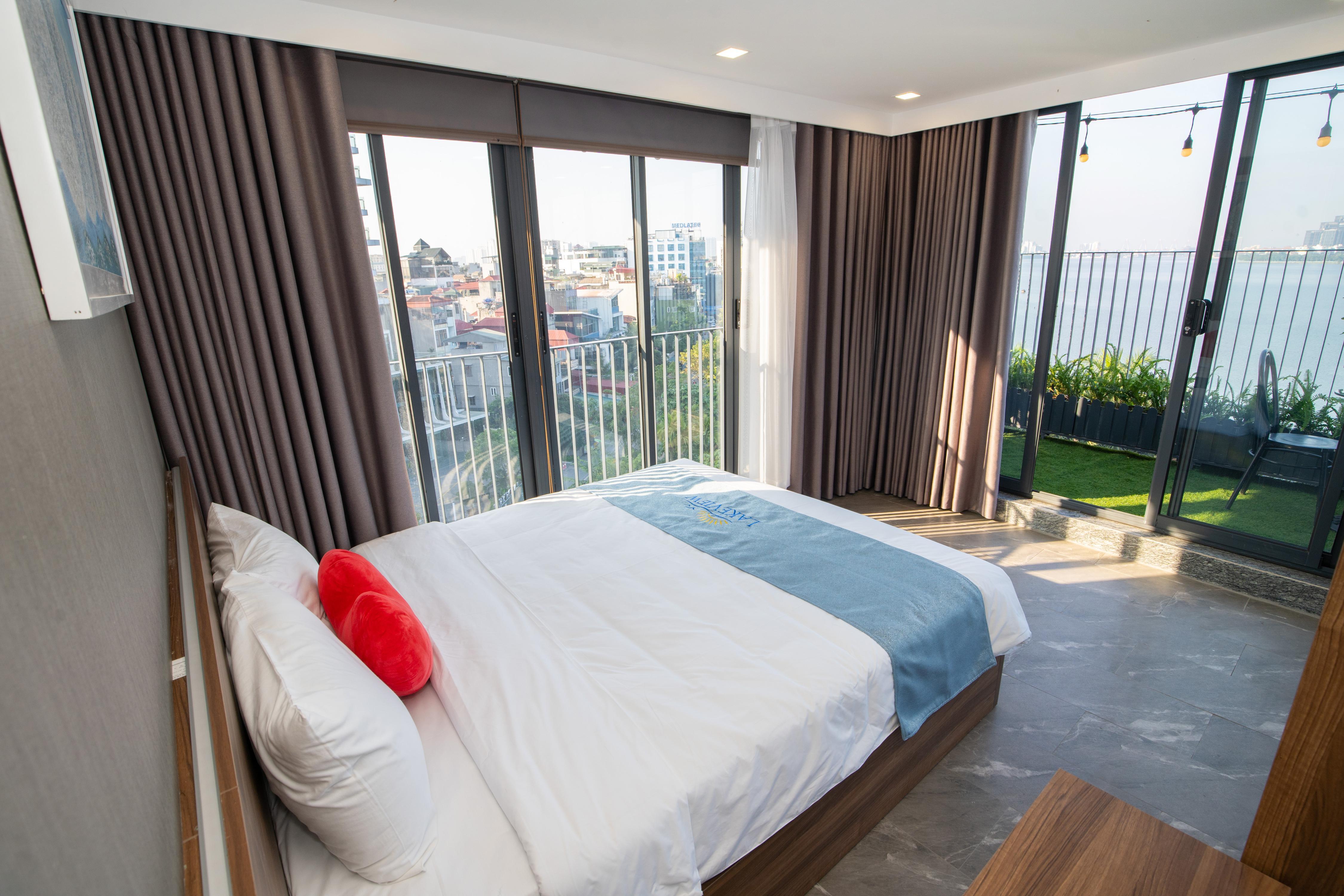 Lake view Apartment & Hotel Room Type - Premium Suite  Balcony