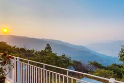 Regal Reverie - A Lakeview Retreat (Pure Veg)