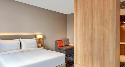 Holiday Inn Express Bengaluru Bommasandra Room Type - Queen Suite