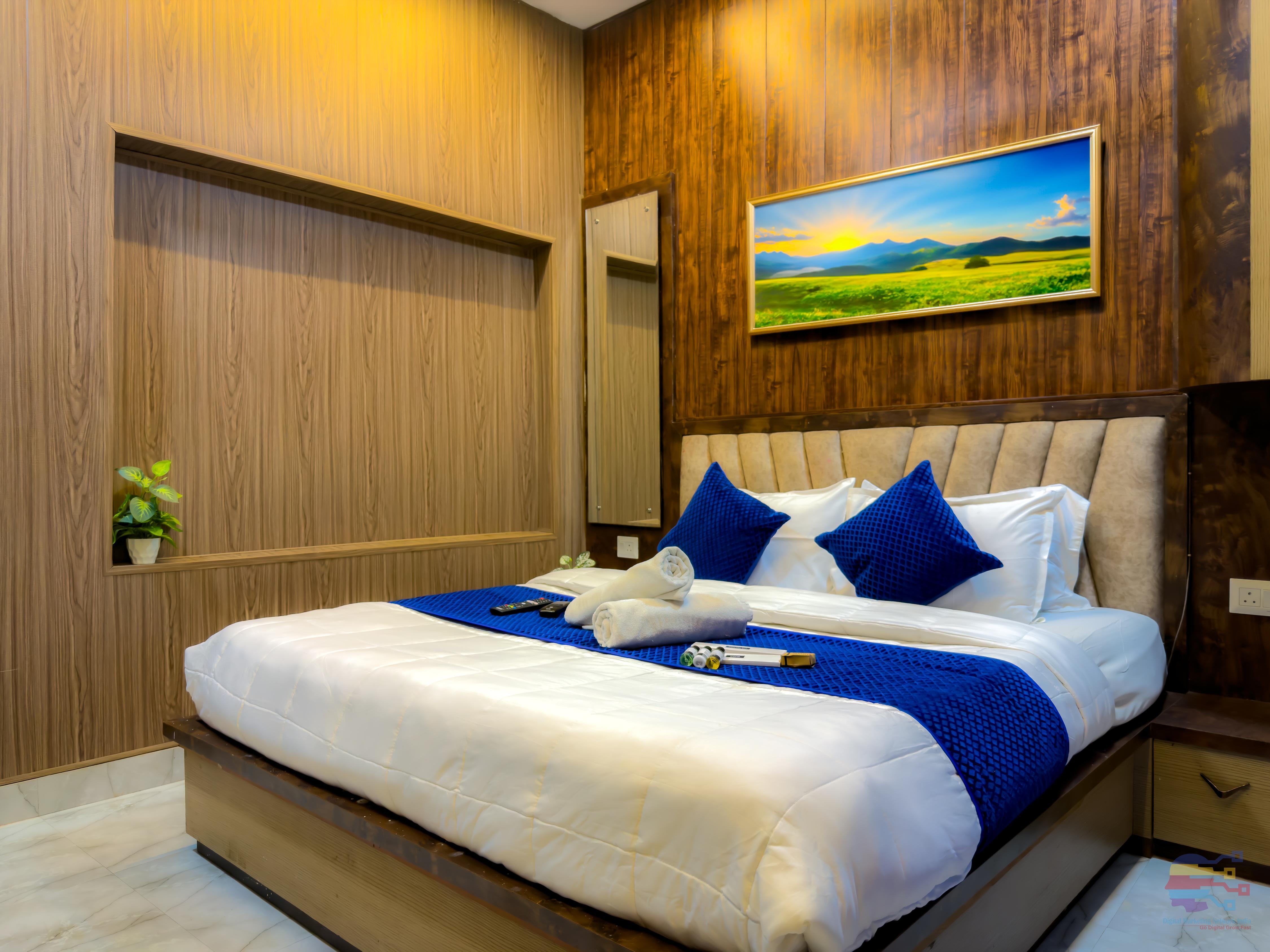 Guruvayur Dham 200mtr from Mathura Railway Station Room Type - Deluxe room Guruvayur Dham 200mtr from Mathura Railway Station Room Type - Deluxe room