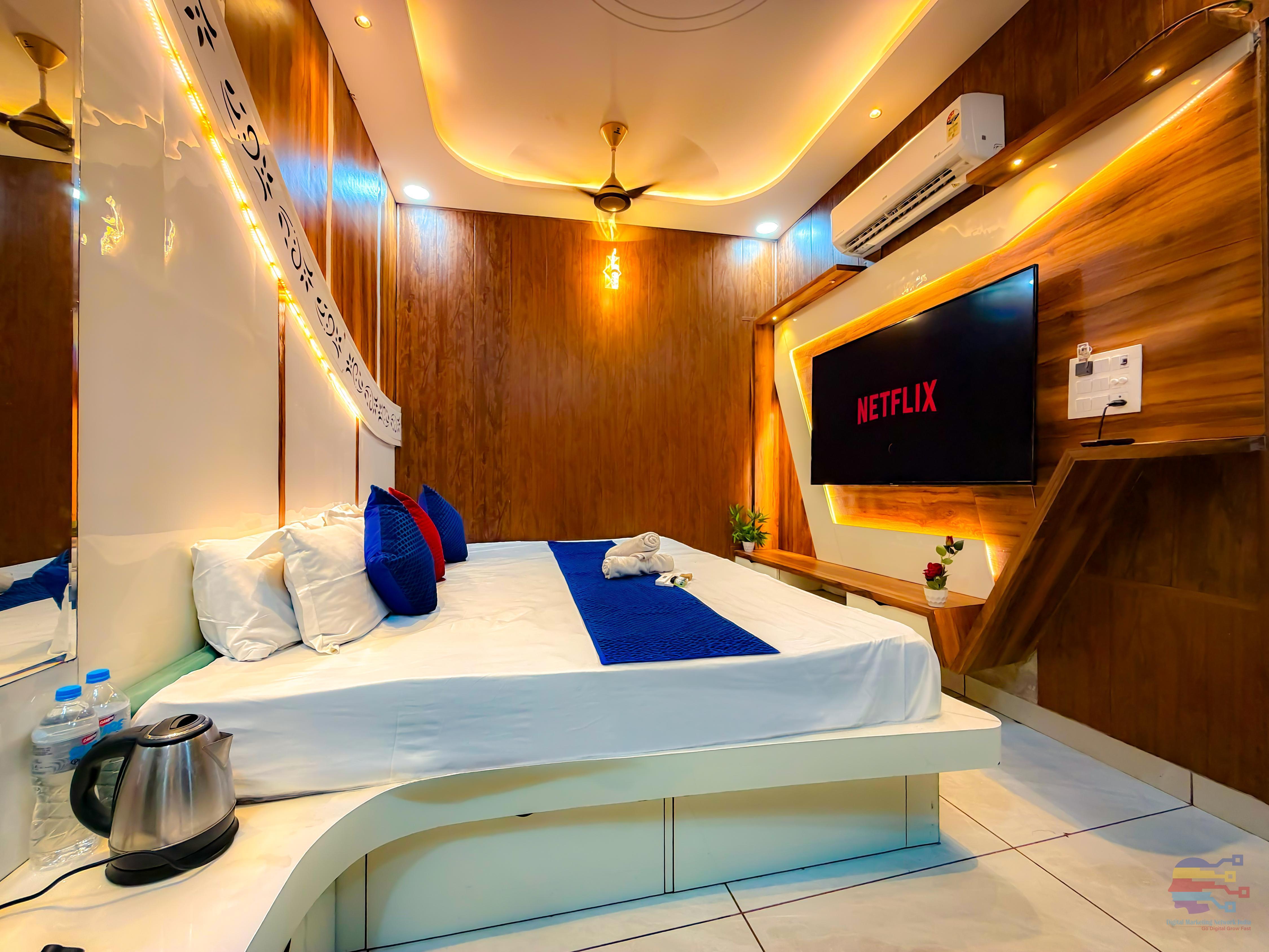 Guruvayur Dham  200mtr from Mathura Railway Station Room Type - GURUVAYUR SUITE ROOM