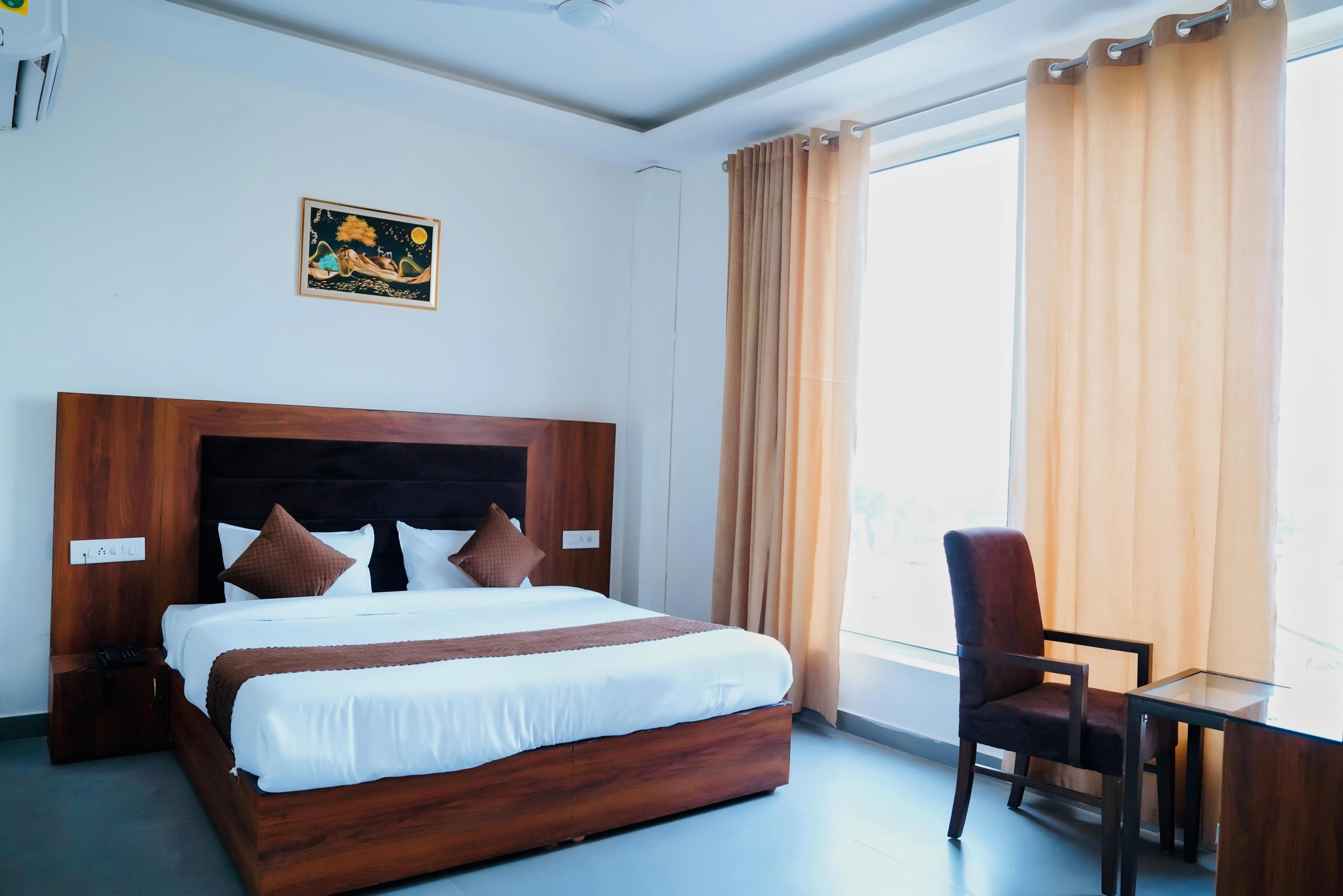 Hotel Thames Room Type - Luxury room with city or airport road view