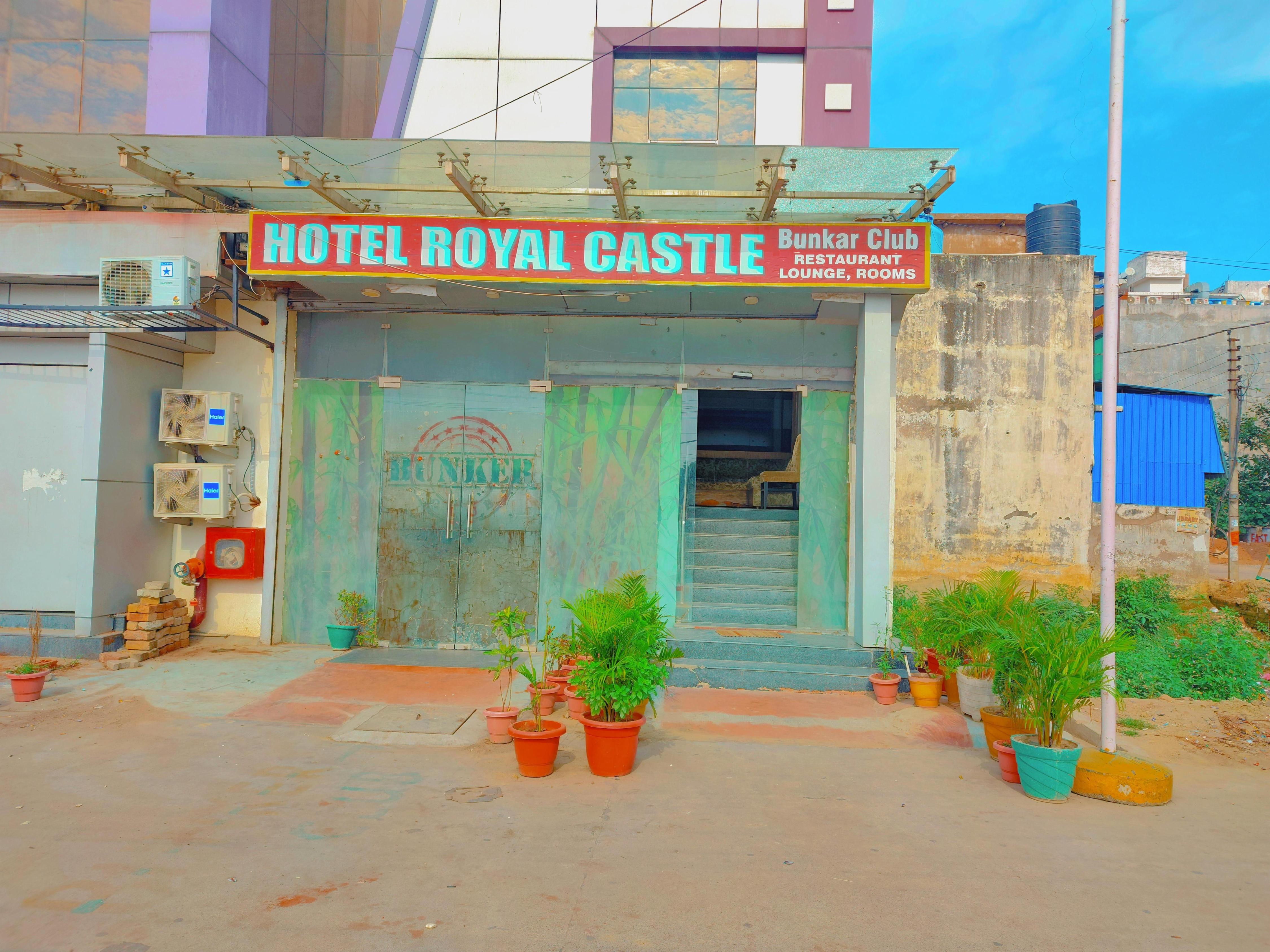 Hotel Royal Castle - Tap to explore photos
