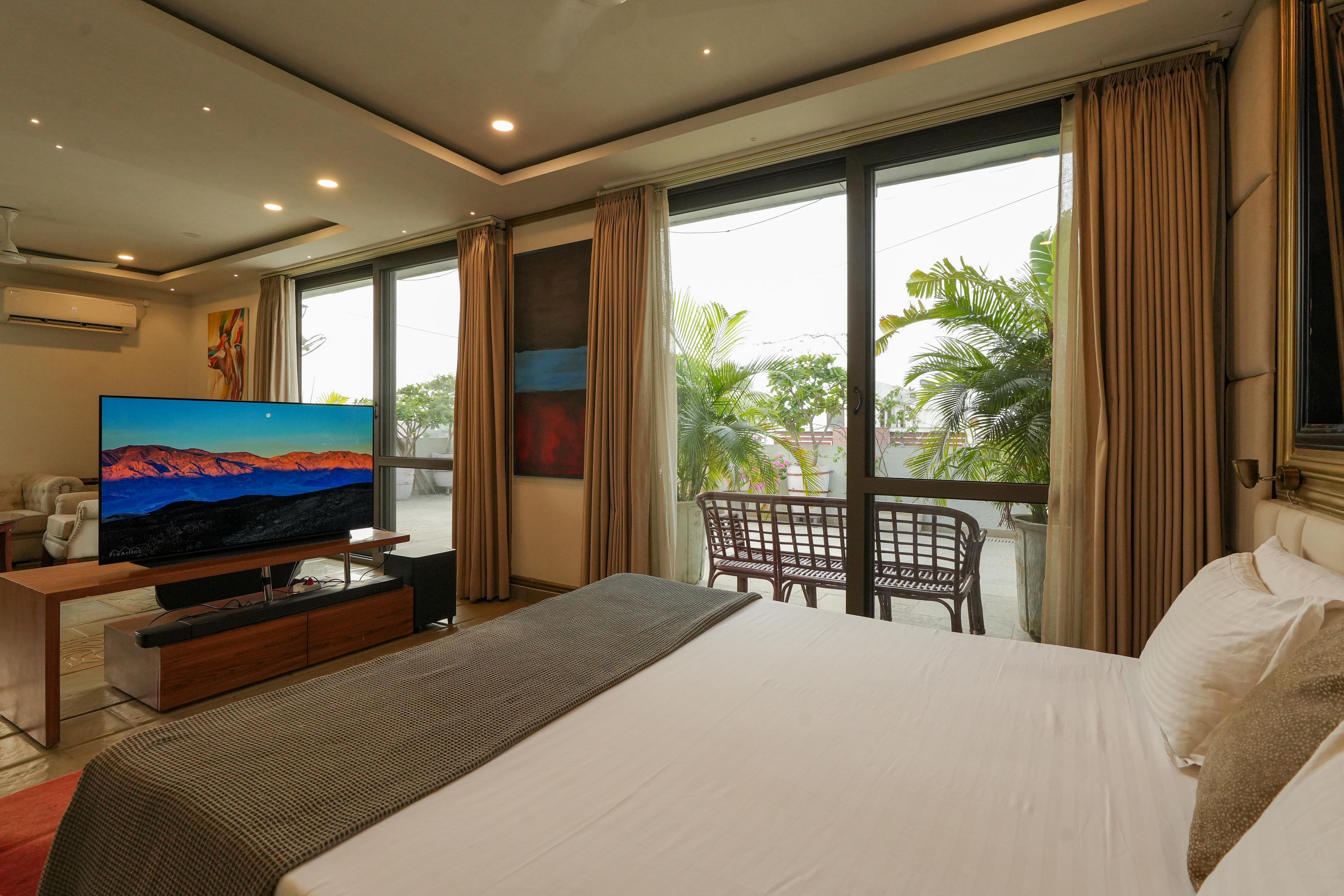 Magnolias Luxurious Penthouse | Private Terrace & Mini Bar
