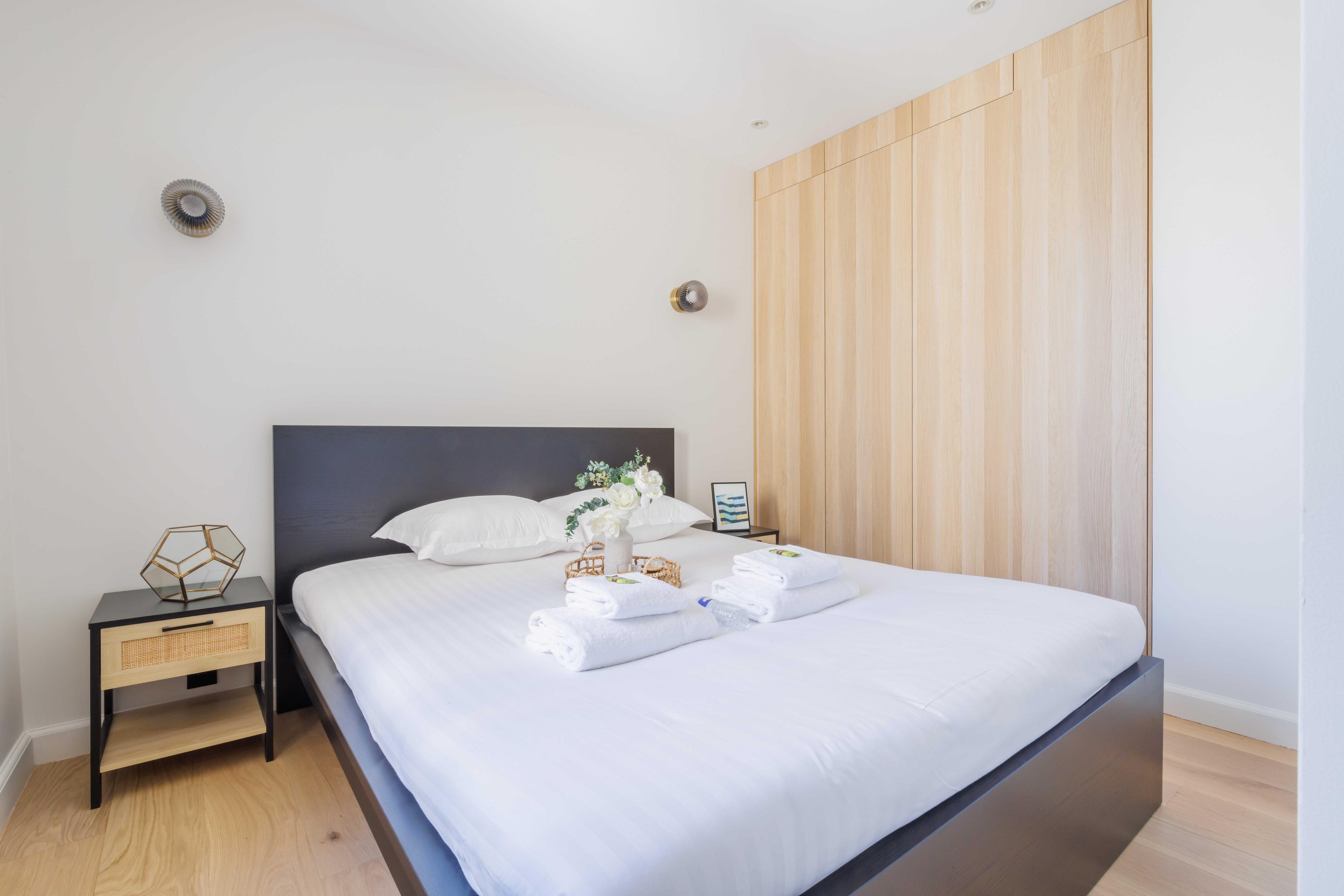 Elegant apartment - 2BR/6P - Sentier - Tap to explore photos