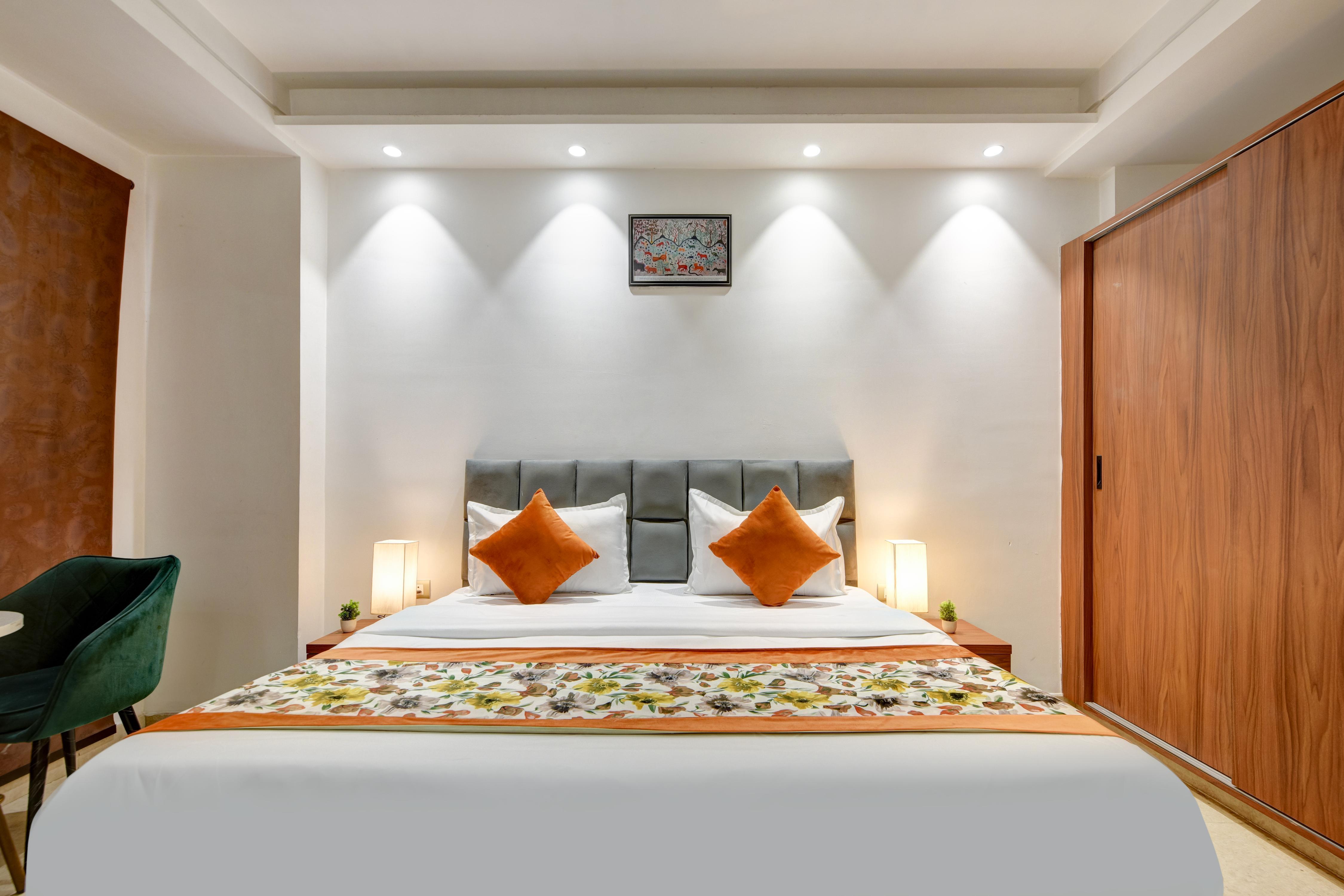 Qotel Comfort Ashok Vihar - Tap to explore photos