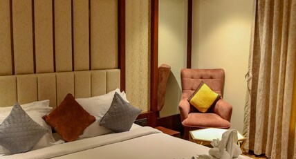 FOUR LEAF HOTEL - AKOSHA, VARANASI Room Type - Super Deluxe Room City View (King)