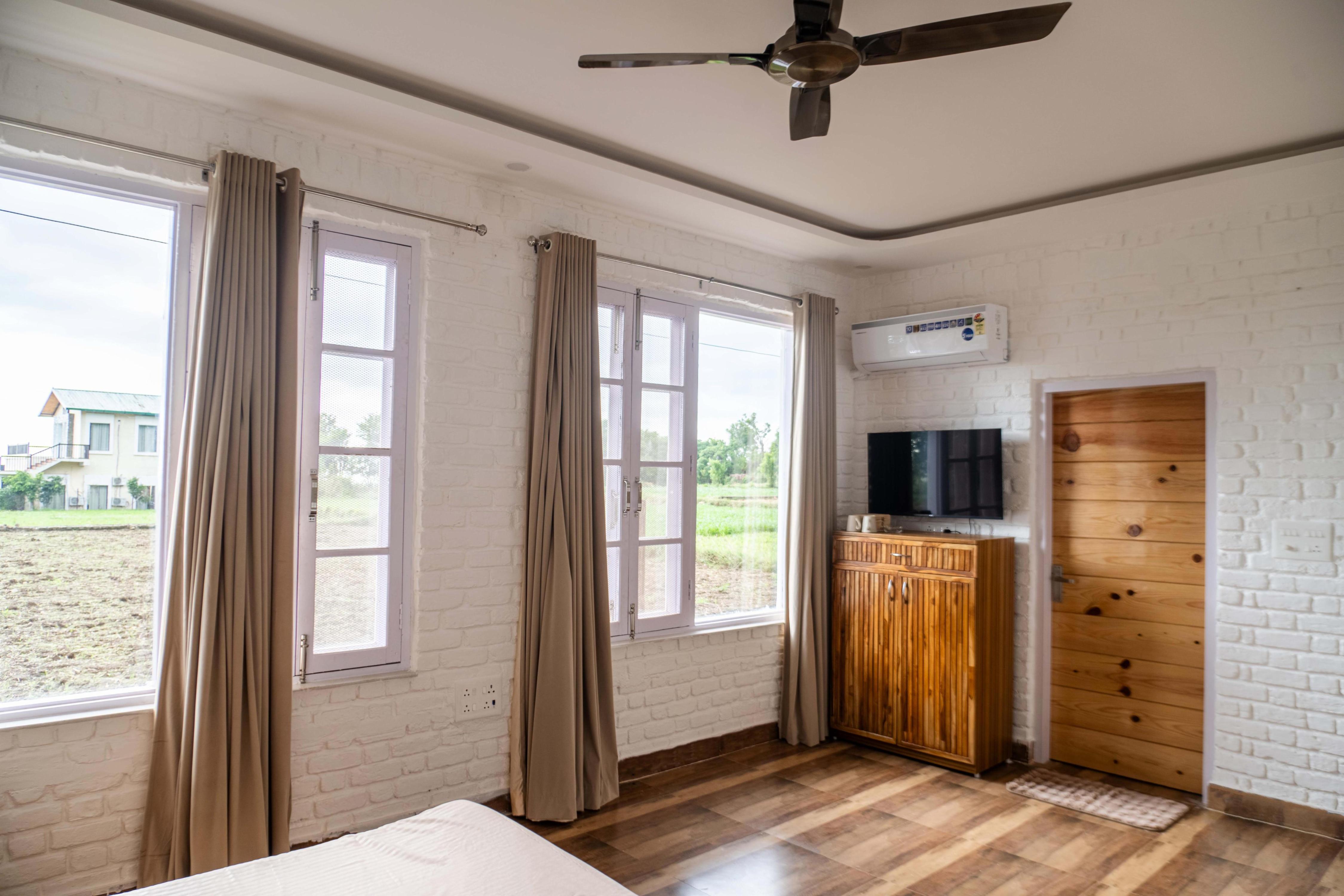 Hibiscus: Complete 2 Bedroom suite w/ Living Area - Tap to explore photos