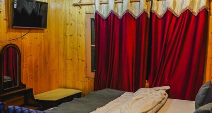 THE SARWAH HOTEL AND RESTAURANT Room Type - Deluxe Double Room - Special
