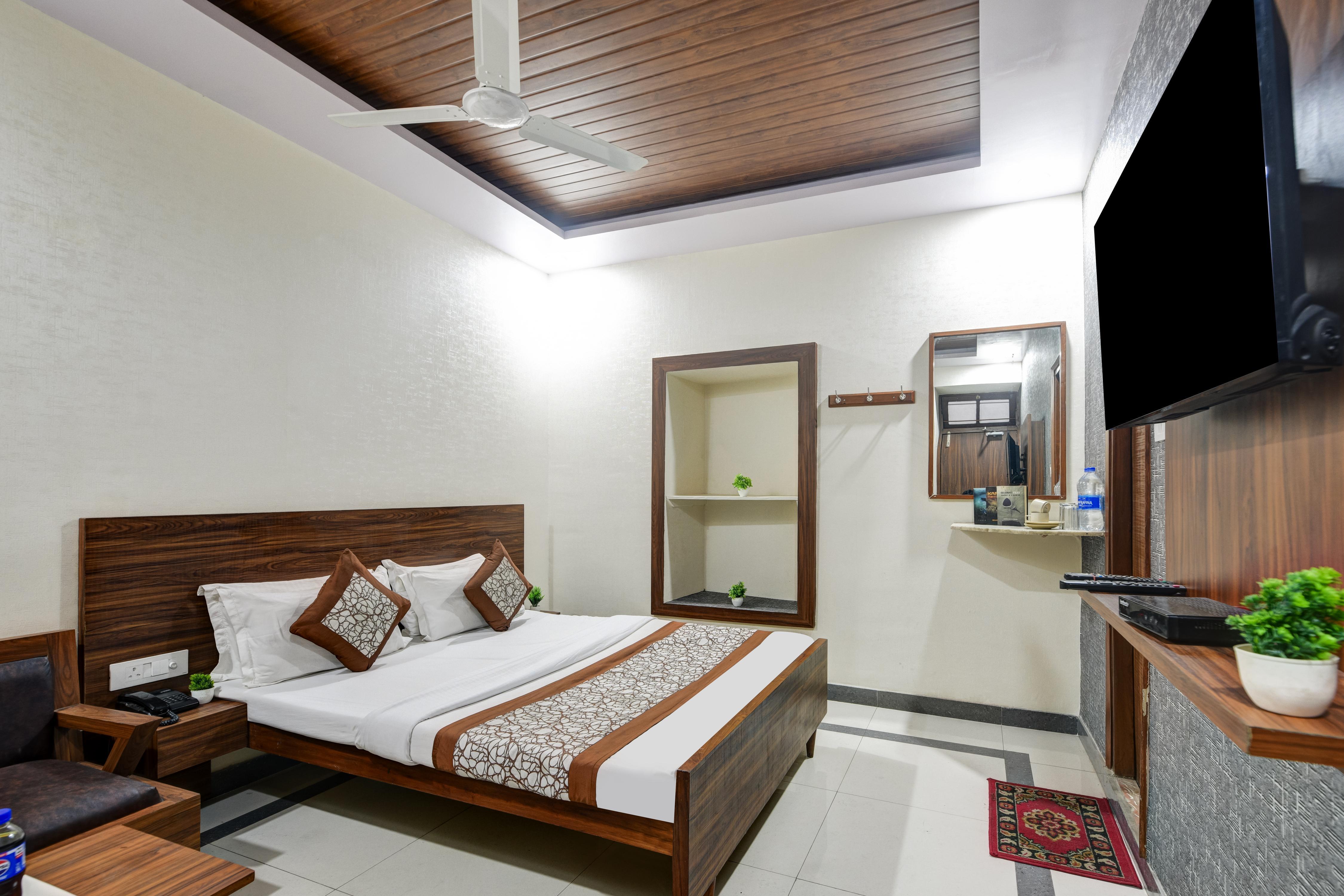 New Royal Hotel in Front of Old Delhi Railway Station Room Type - Deluxe Double Room