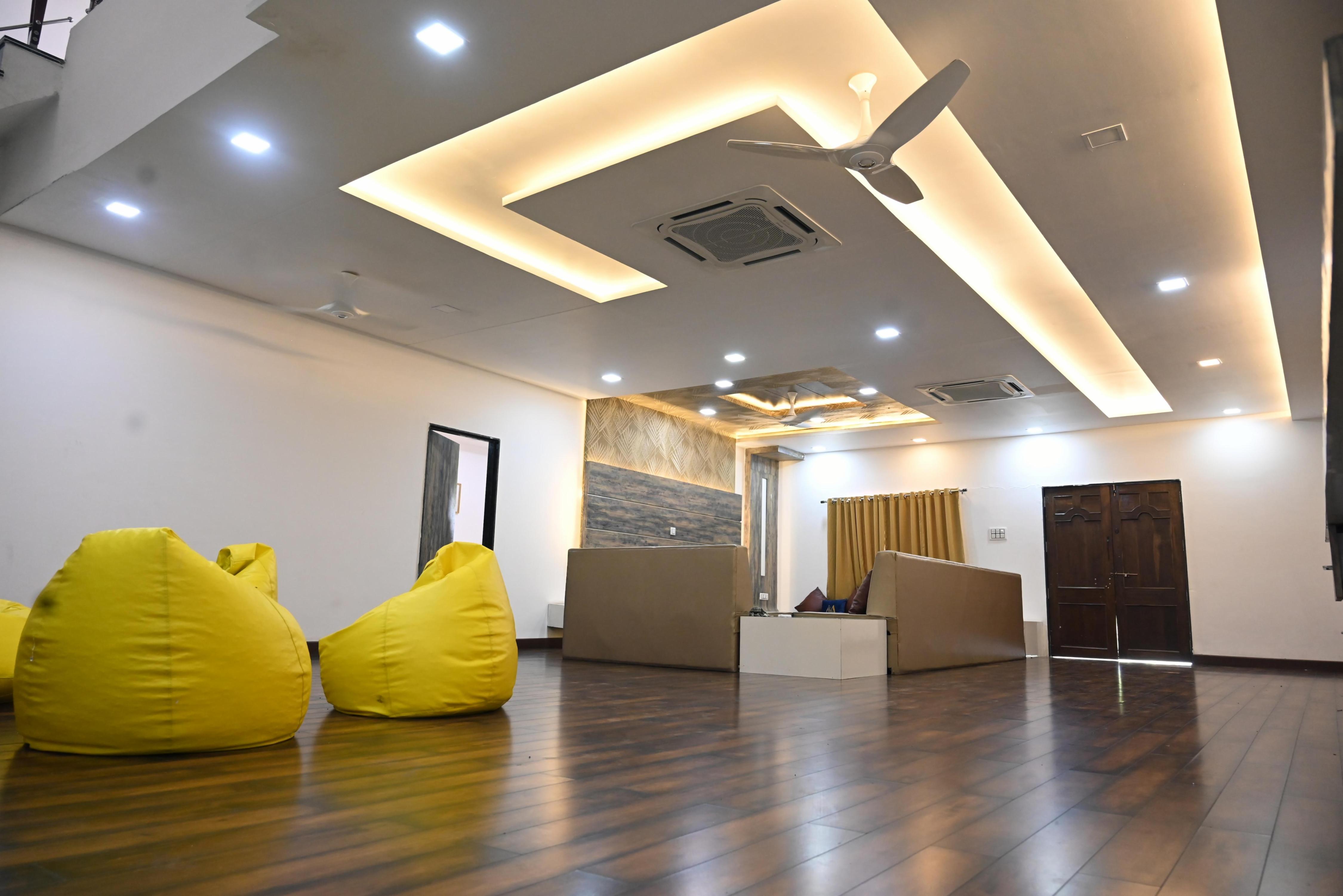 Monroe Stay - Tap to explore photos