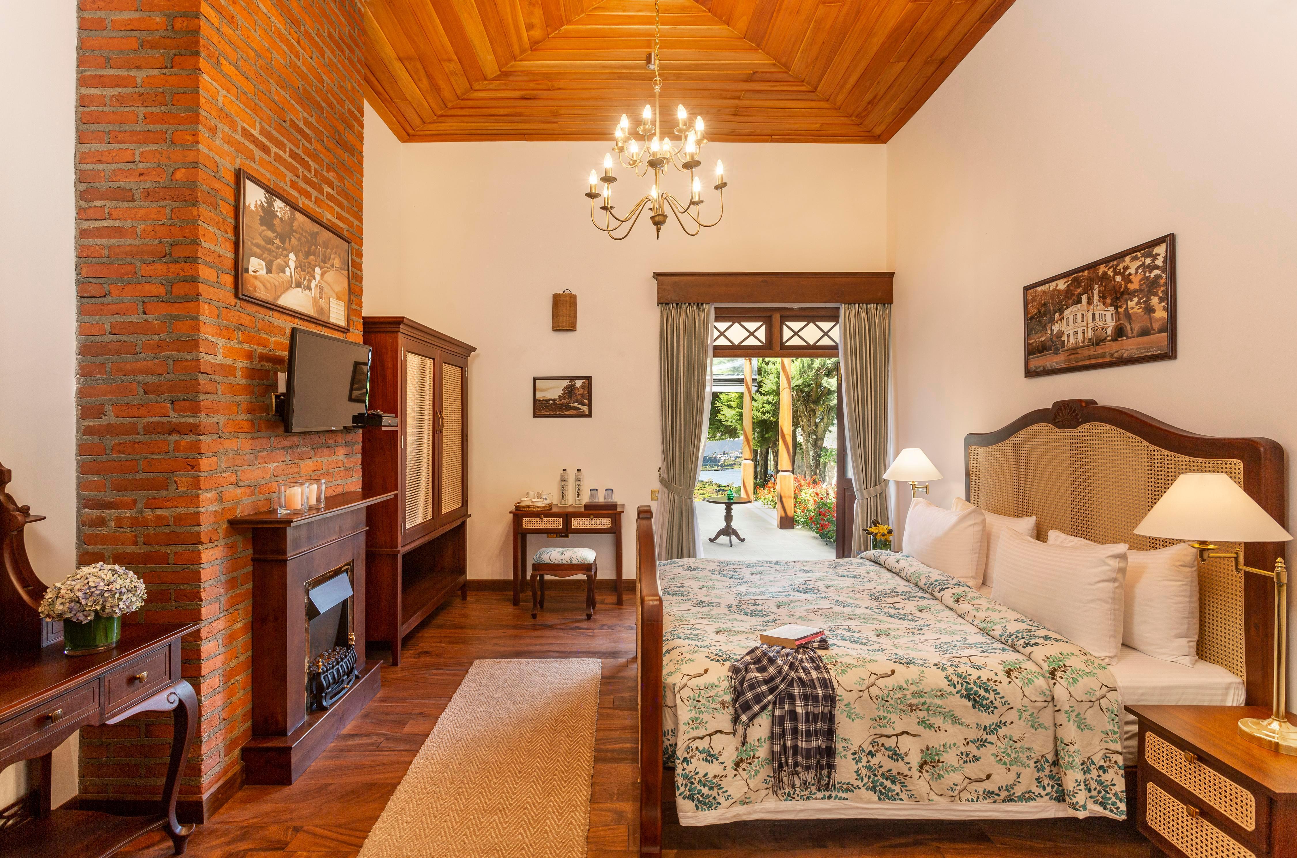 W15 Lake Gregory Room Type - Deluxe King Bed Room with Lake View