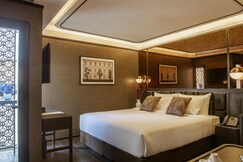 The Gravitique Hotel Khaosan