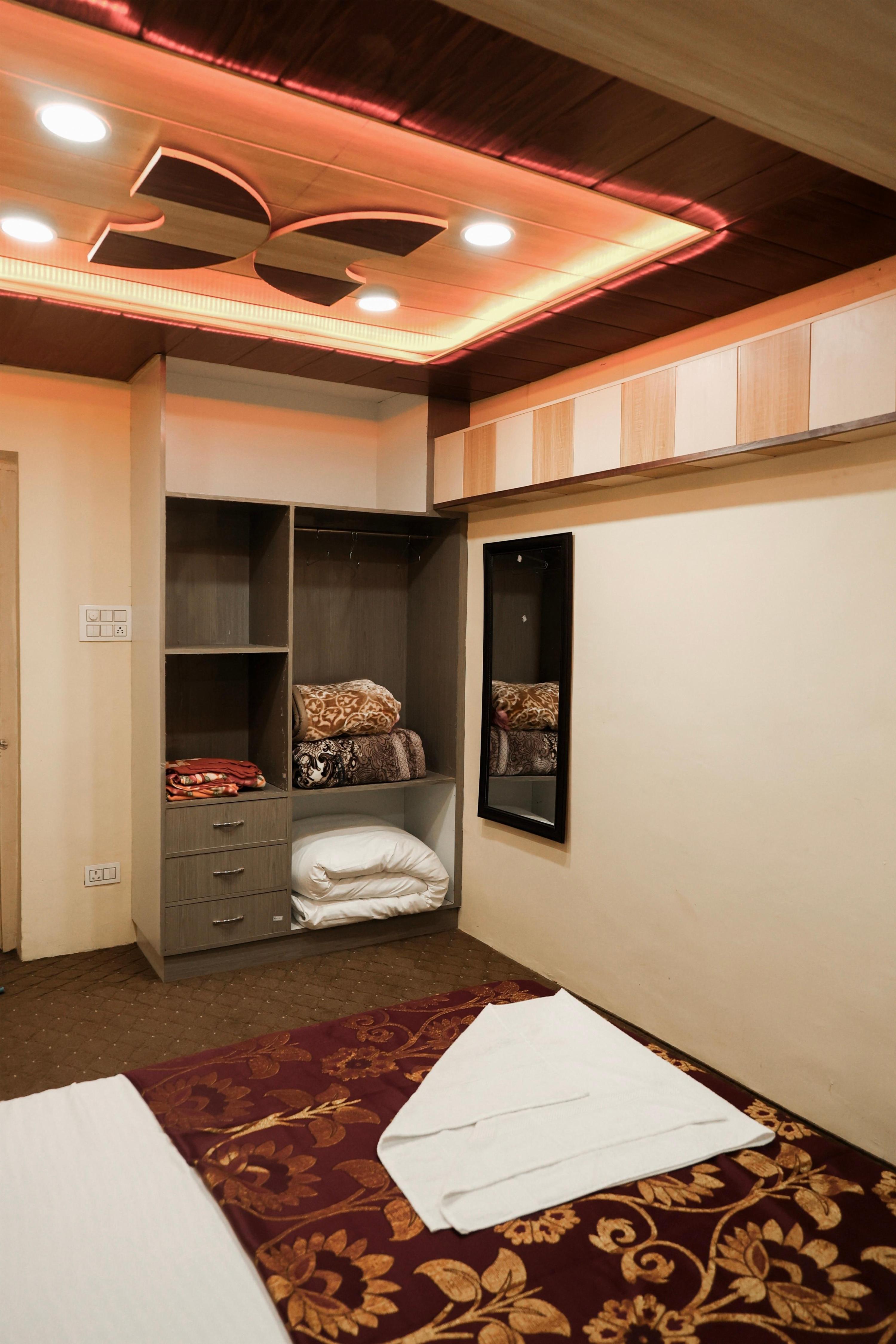 3BHK Loft with balcony near city centre n Dal lake - Tap to explore photos
