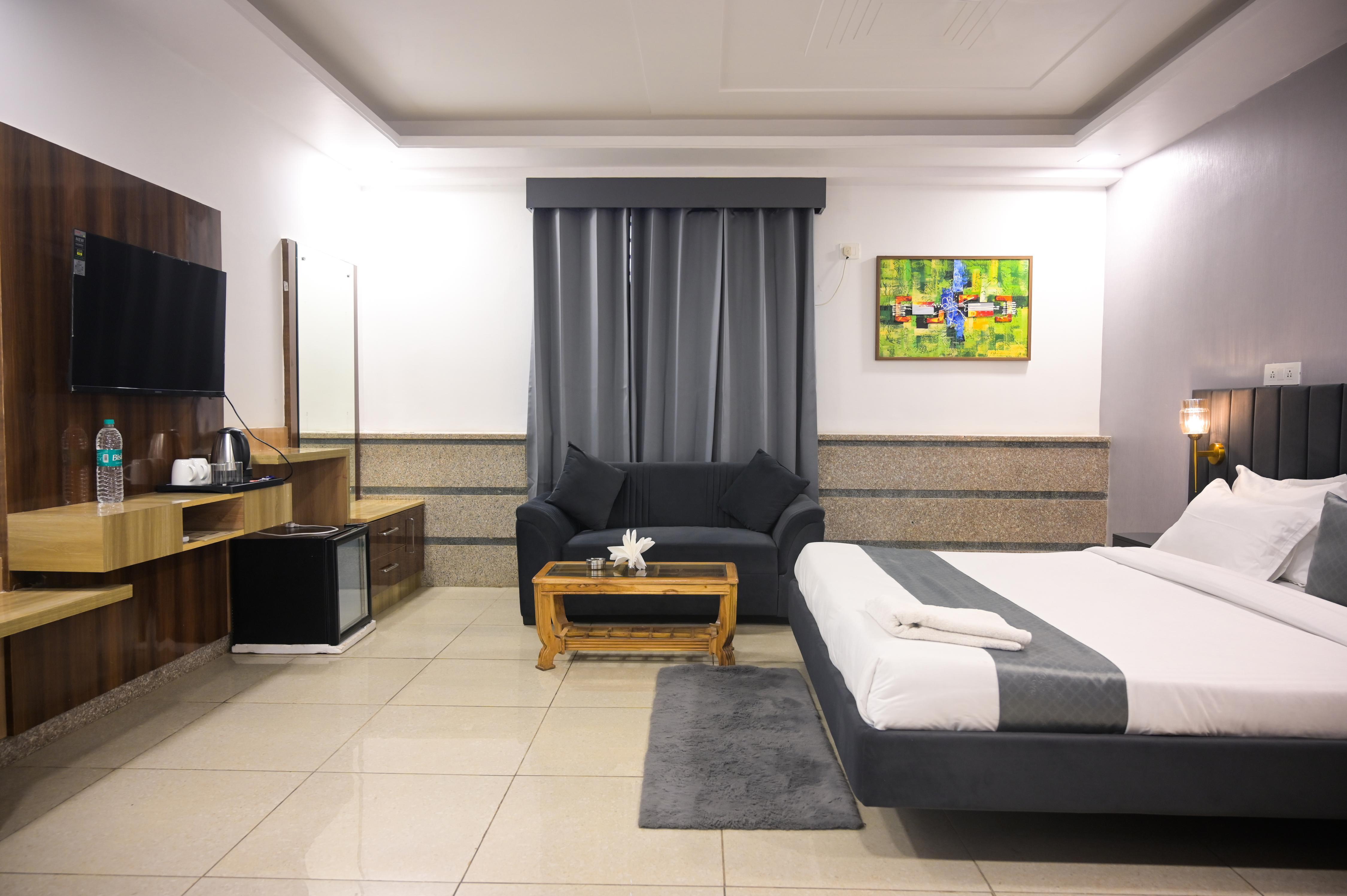 Raj Residency Gurgaon Room Type - Signature Room With Balcony
