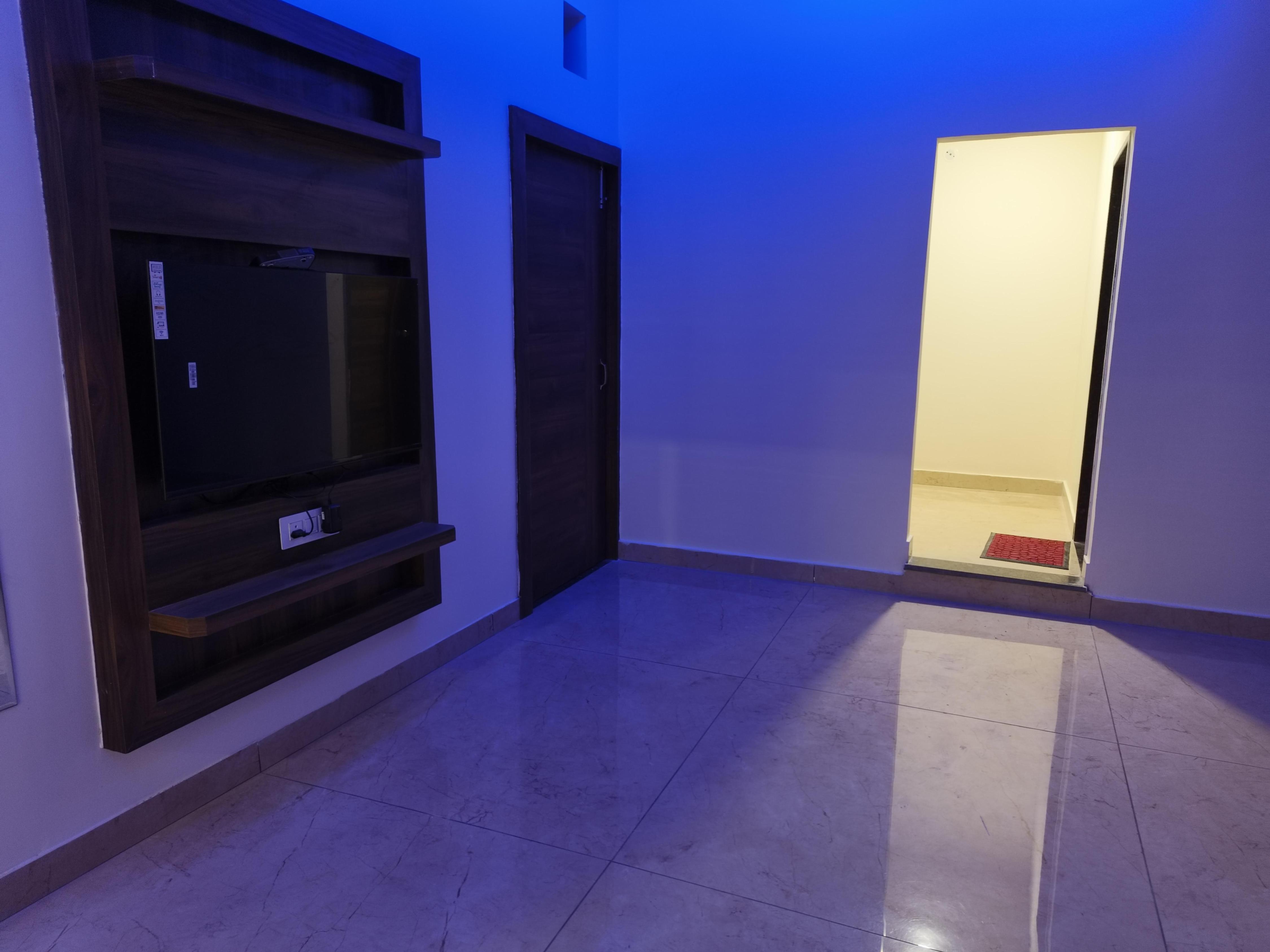 Hotel Royal - Tap to explore photos