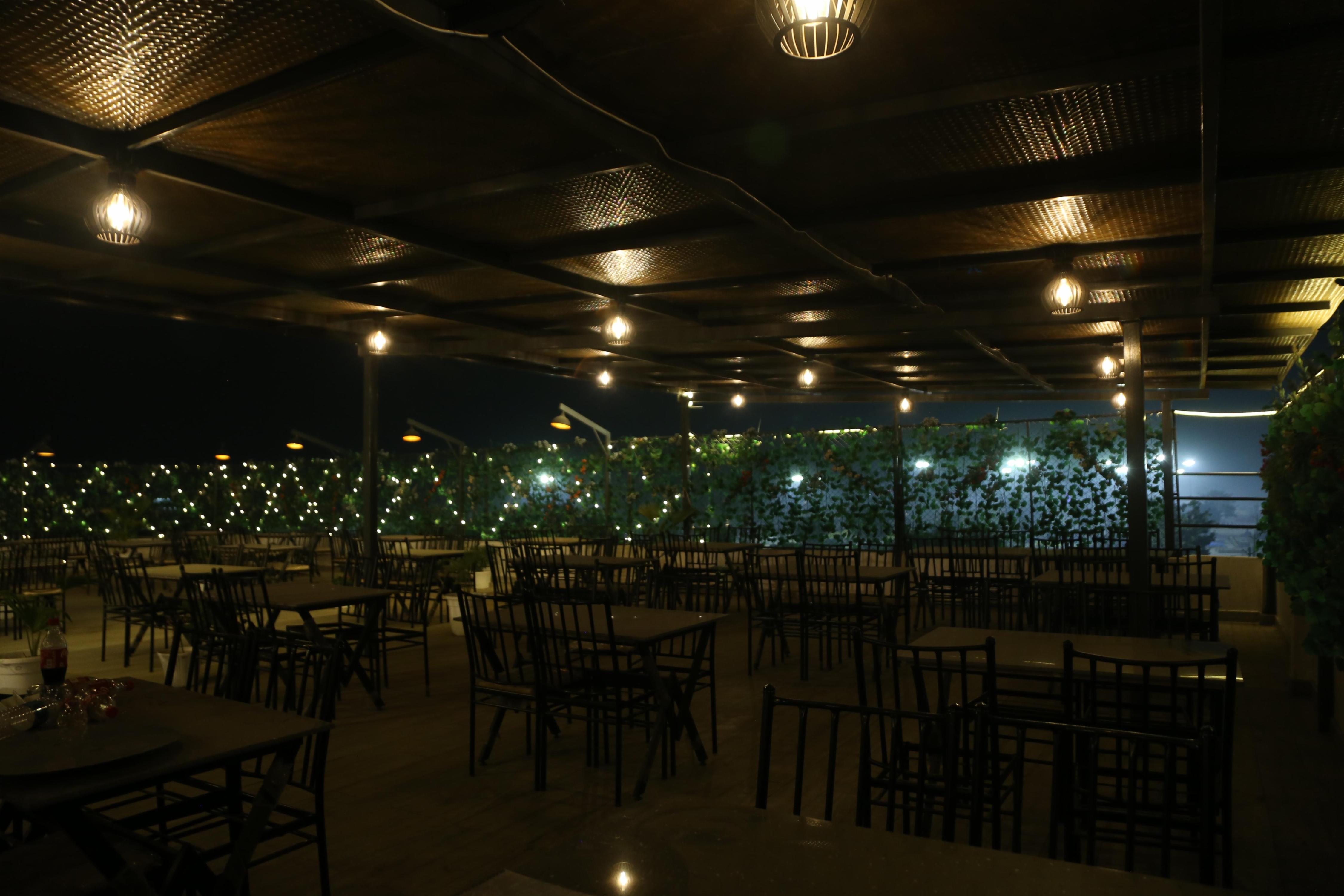 Hotel Royal - Tap to explore photos