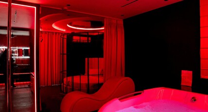 Orsom Stays Sassy - Sector 42 Room Type - Amsterdam Red Suite with Jacuzzi