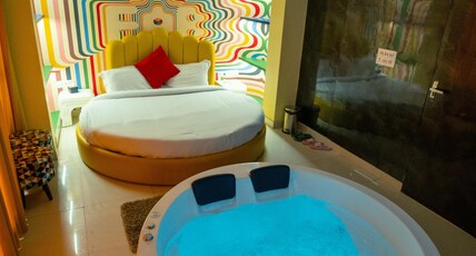 Orsom Stays Sassy - Sector 42 Room Type - Ibiza Trippy Suite with Jacuzzi