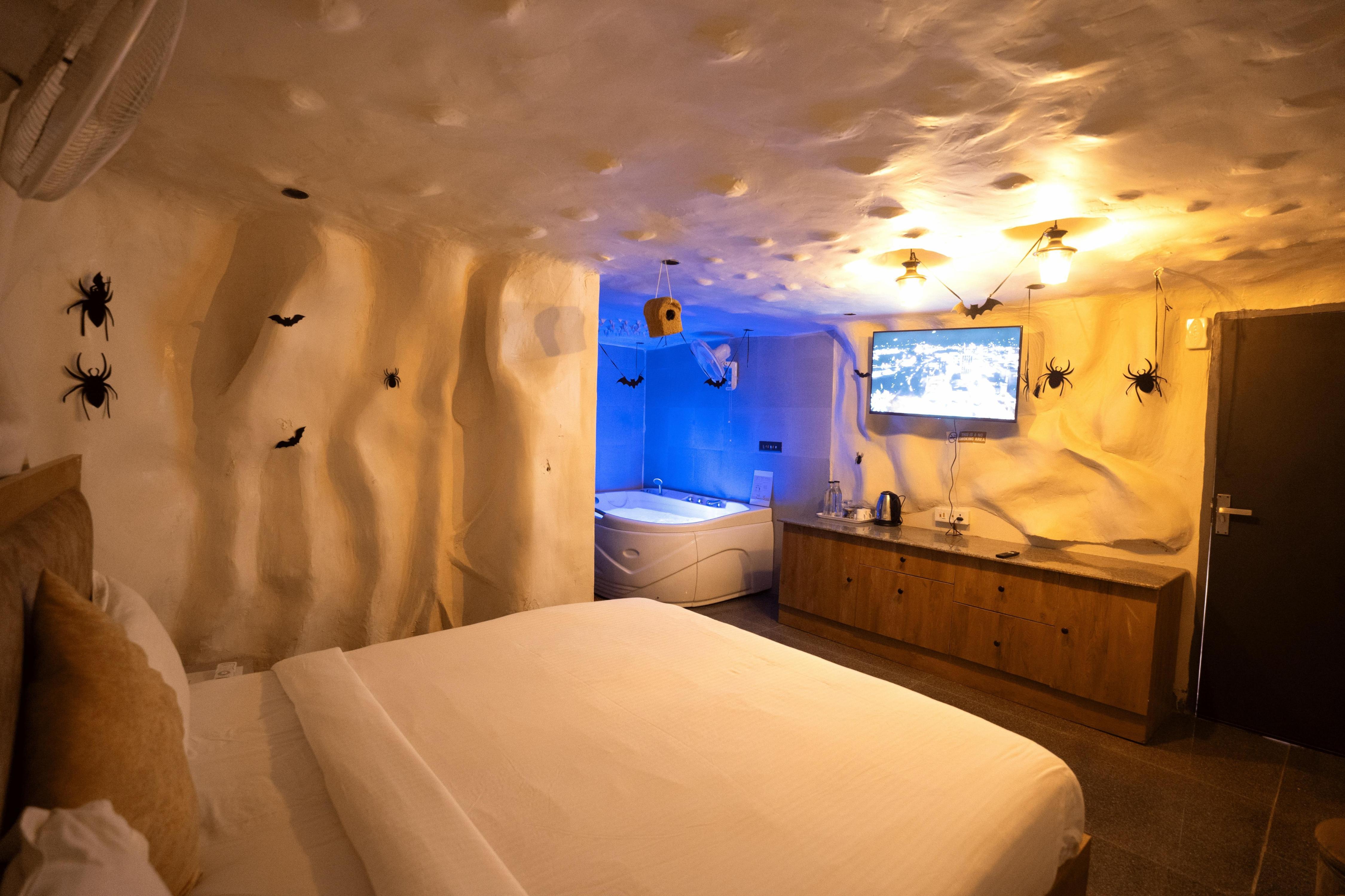 Orsom Stays Sassy - Sector 42 Room Type - Budapest Suite with Jacuzzi
