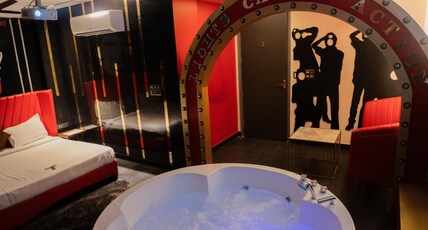Orsom Stays Sassy - Sector 42 Room Type - Mumbai Bollywood Suite with Jacuzzi