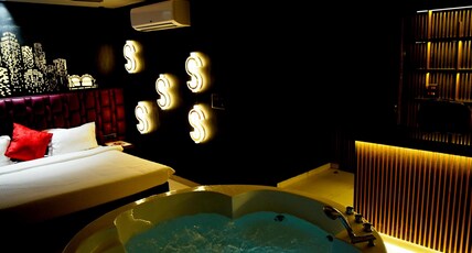Orsom Stays Sassy - Sector 42 Room Type - Las Vegas Casino Suite with Jacuzzi