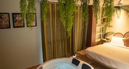 Orsom Stays Sassy - Sector 42 Room Type - Miami Gorgeous TROPICAL Suite with Jacuzzi