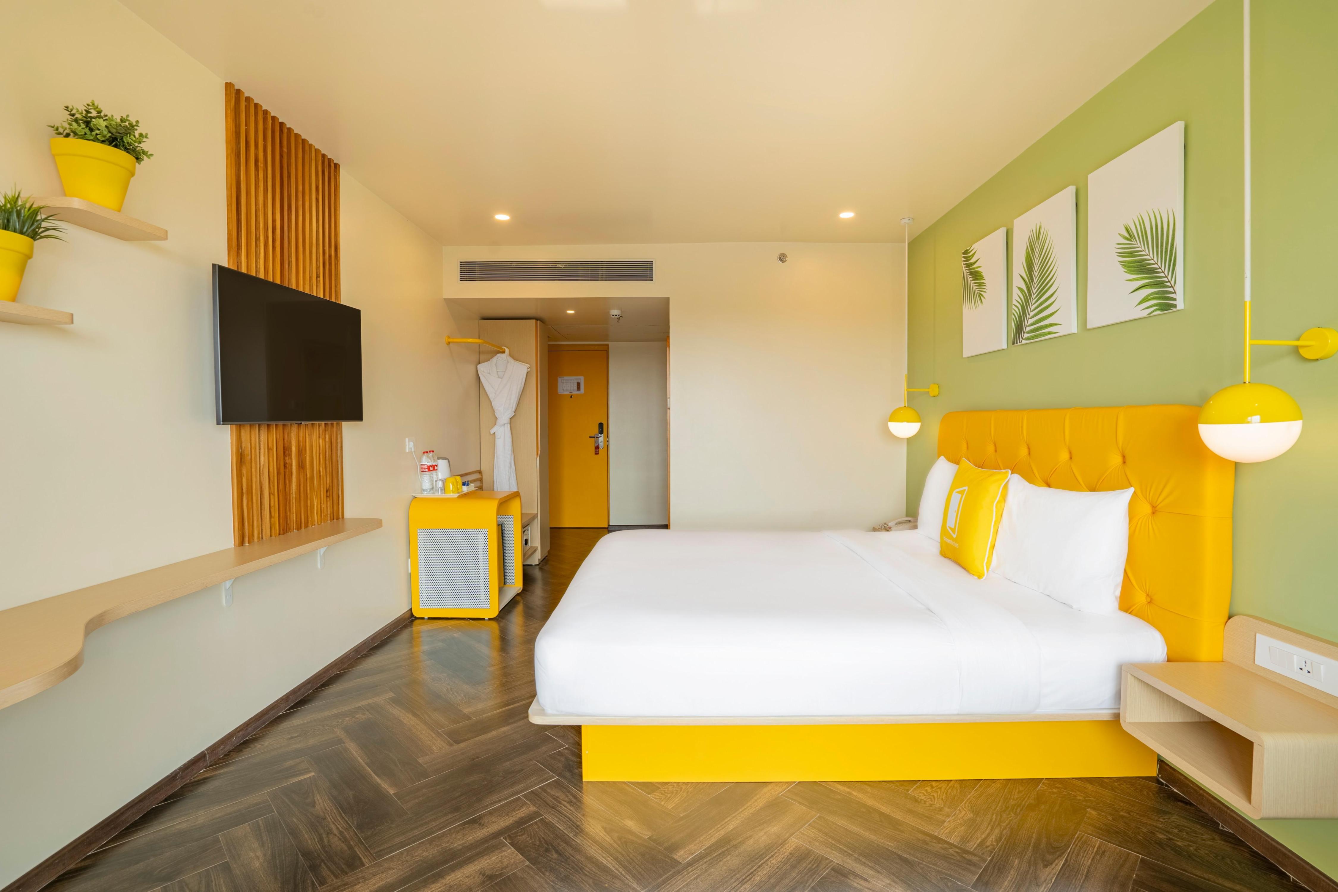 Bloom Hotel Dona Paula - Tap to explore photos