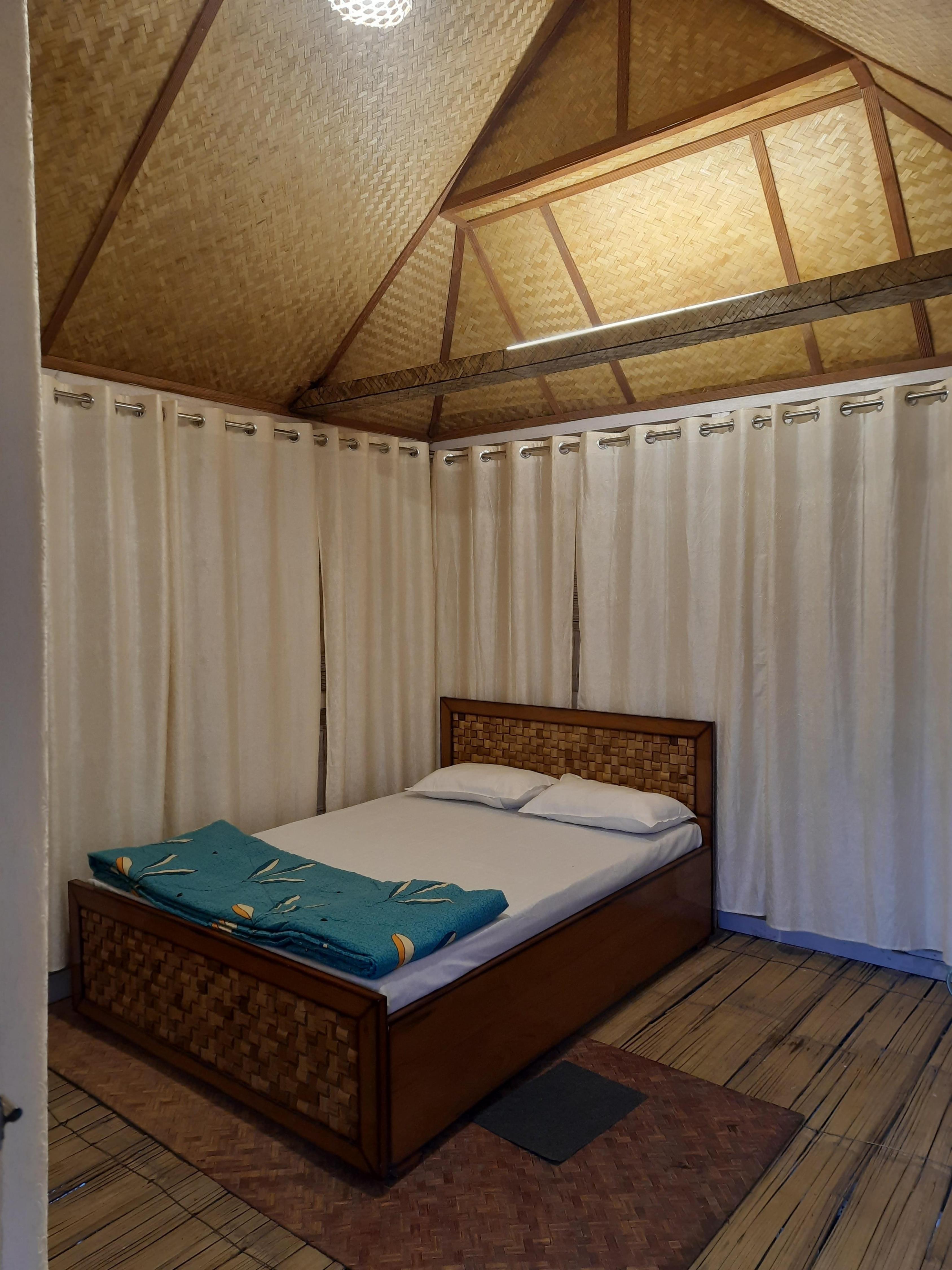 Koje Matgo - Tap to explore photos