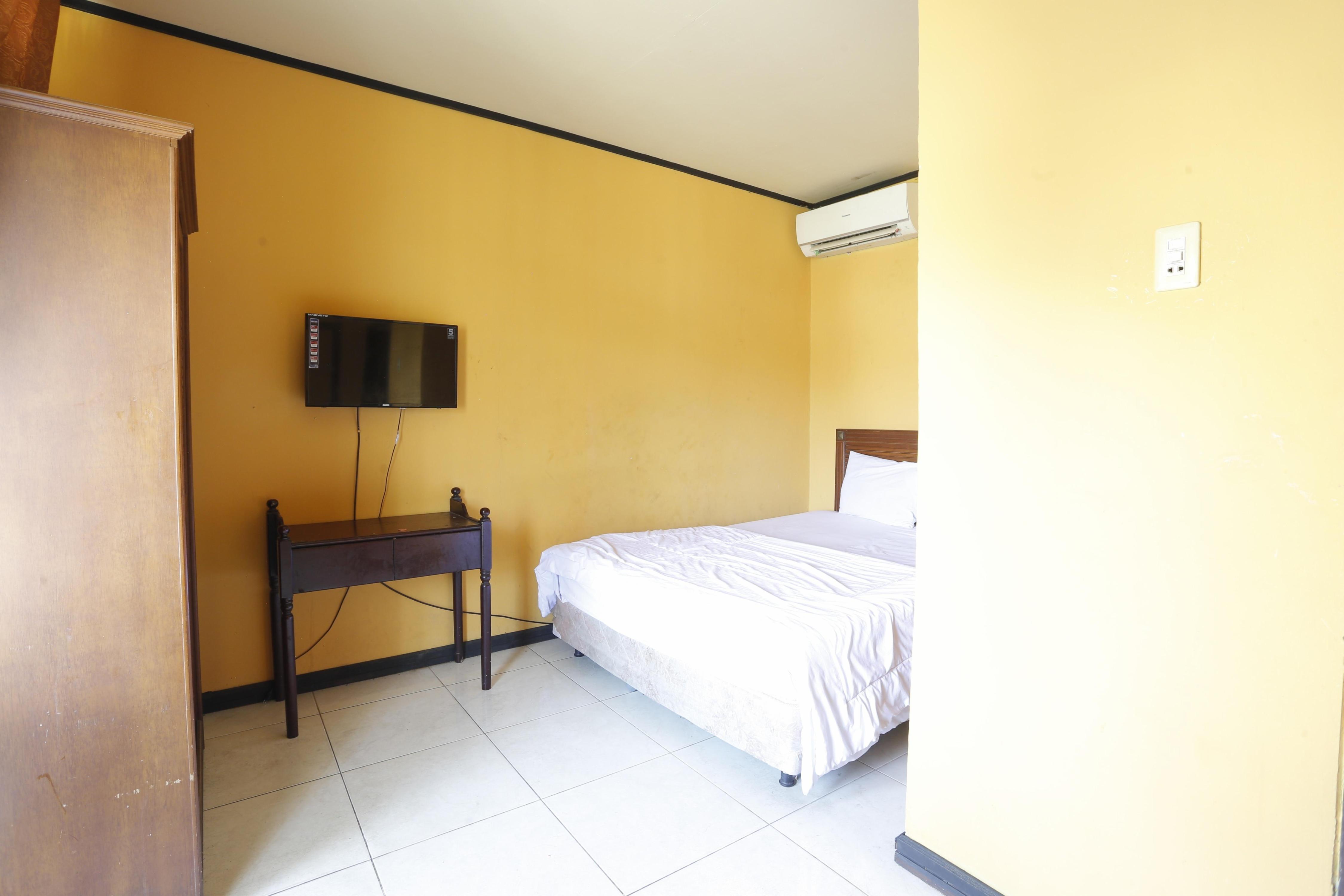 Hotel O Penginapan Budhe Sri - Tap to explore photos