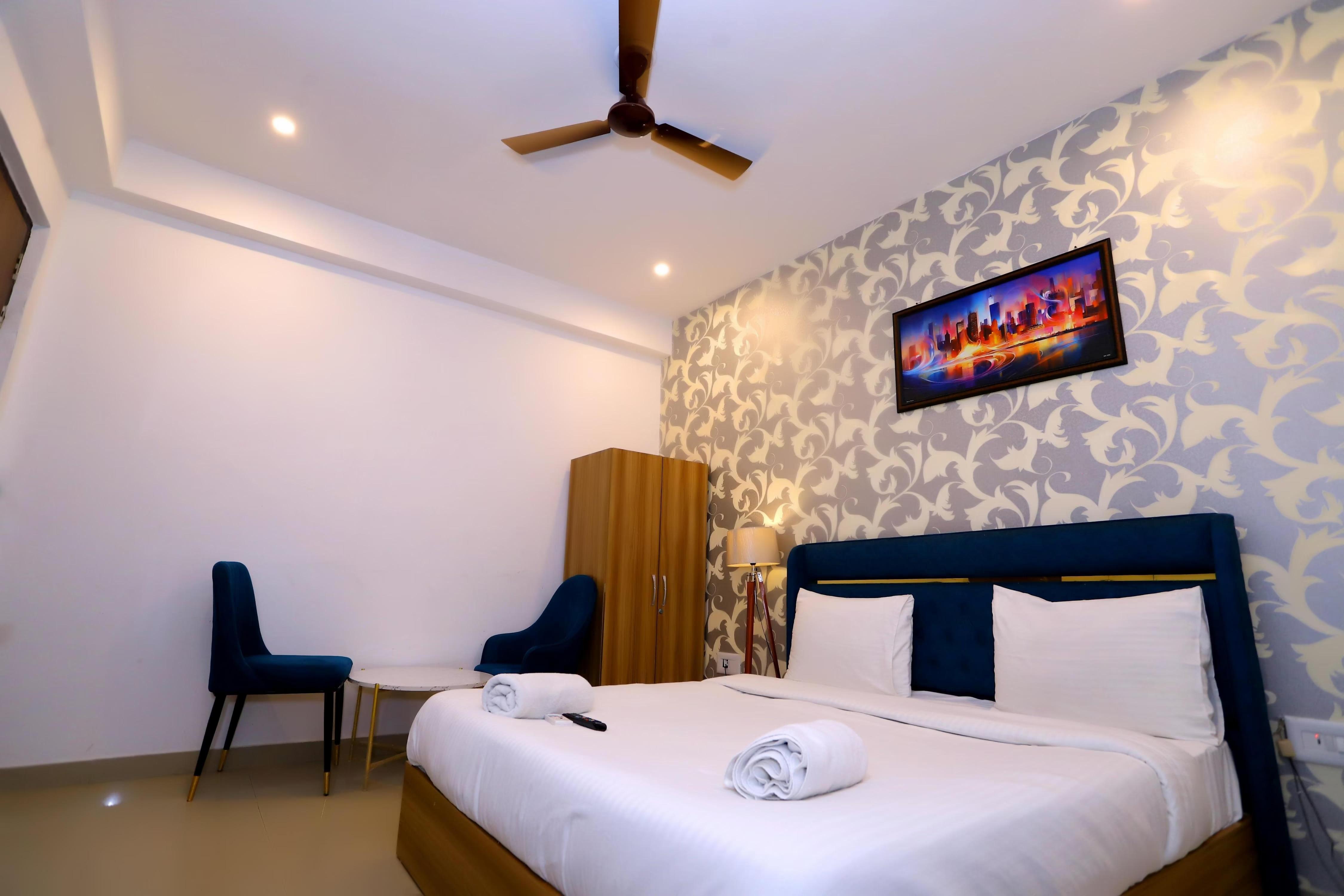 MM Hotel Noida by NBS Room Type - Premium Room with Bathtub