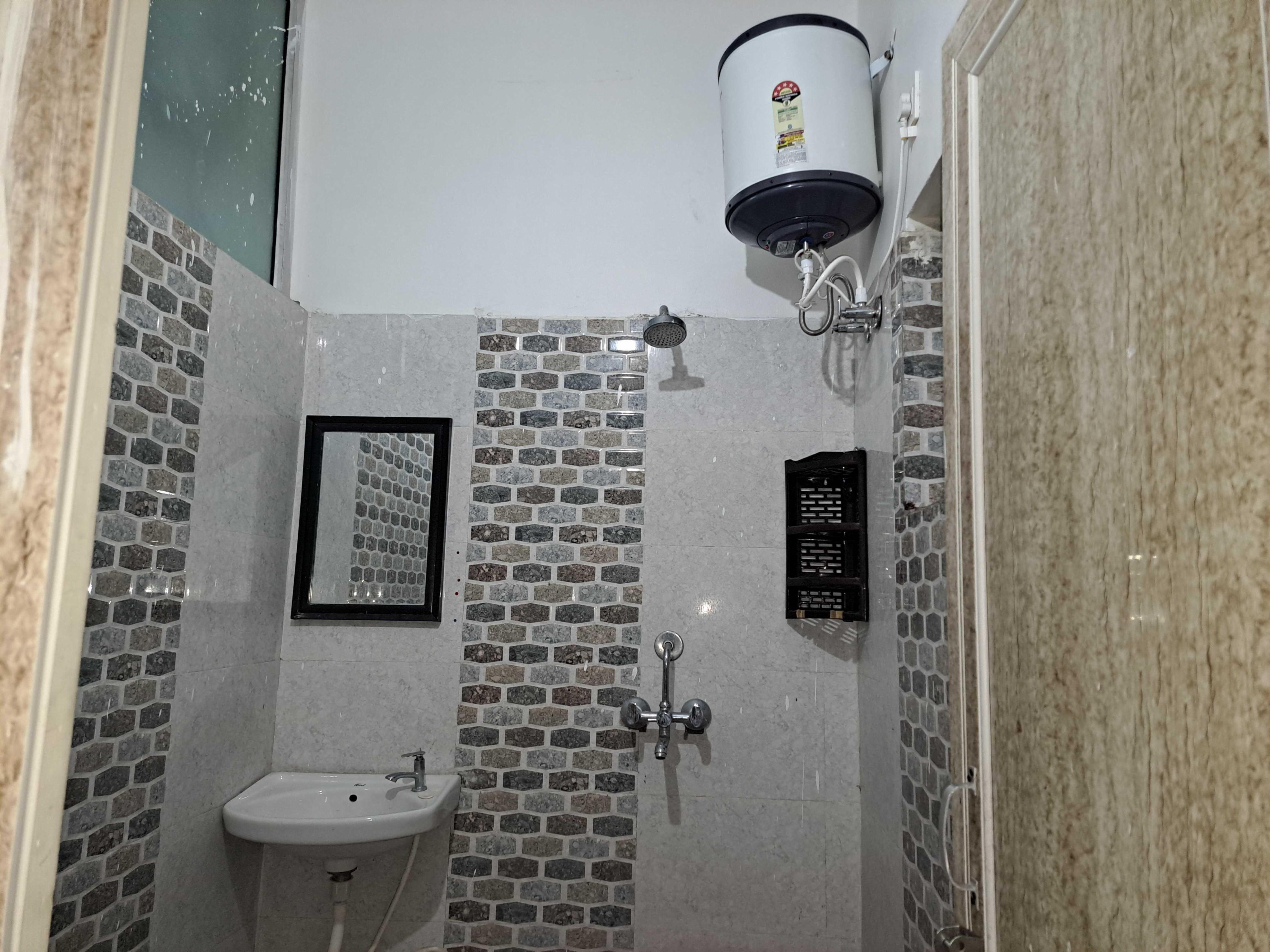 Hotel O Maya Palace Home Stay - Tap to explore photos
