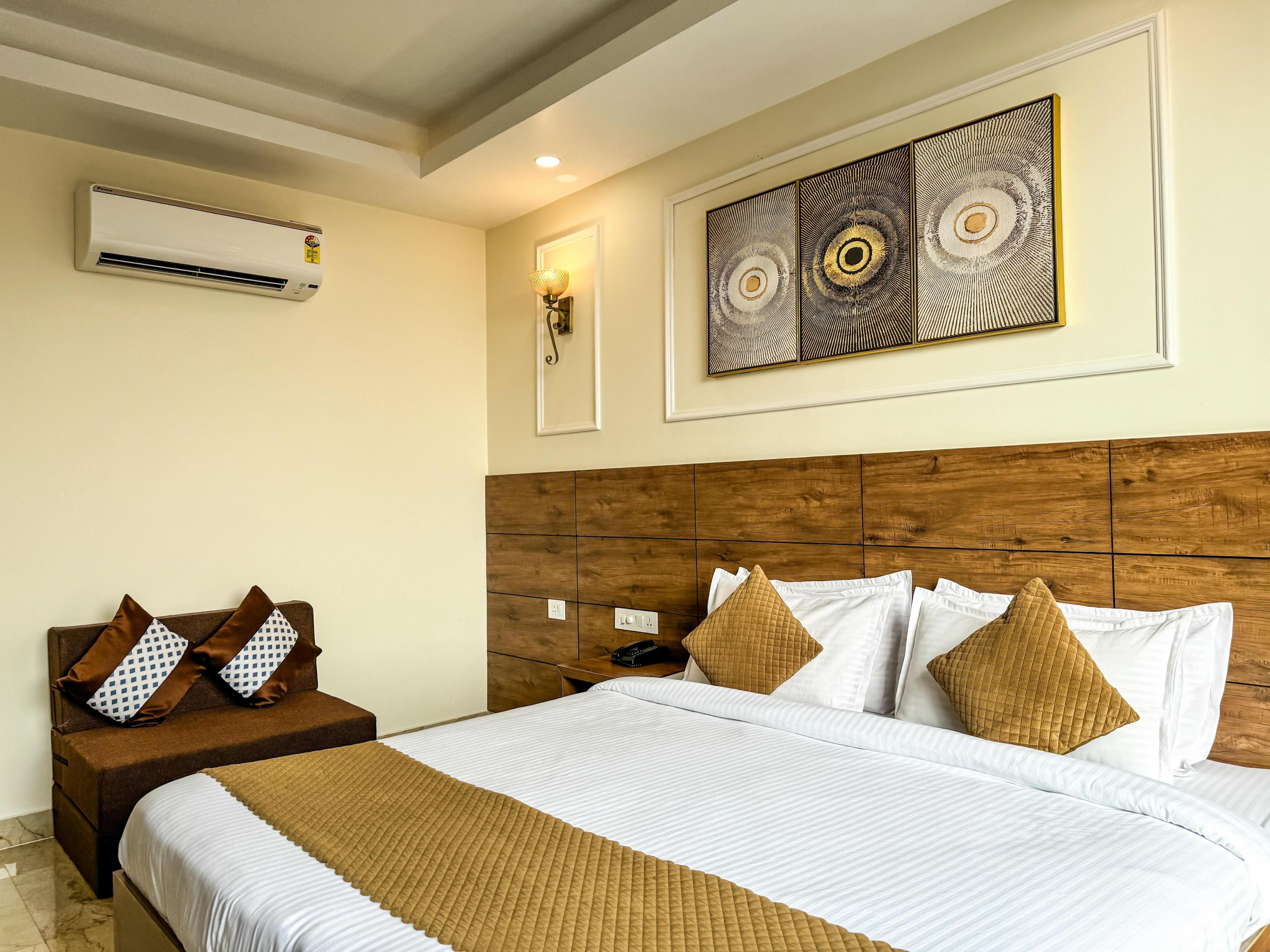 Hotel Nirvana Bliss (Behind Parmarth Niketan) - Tap to explore photos