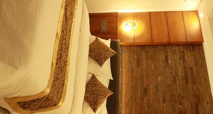 SILVERSTONE INN Room Type - Deluxe TRIPLE BED AC Room