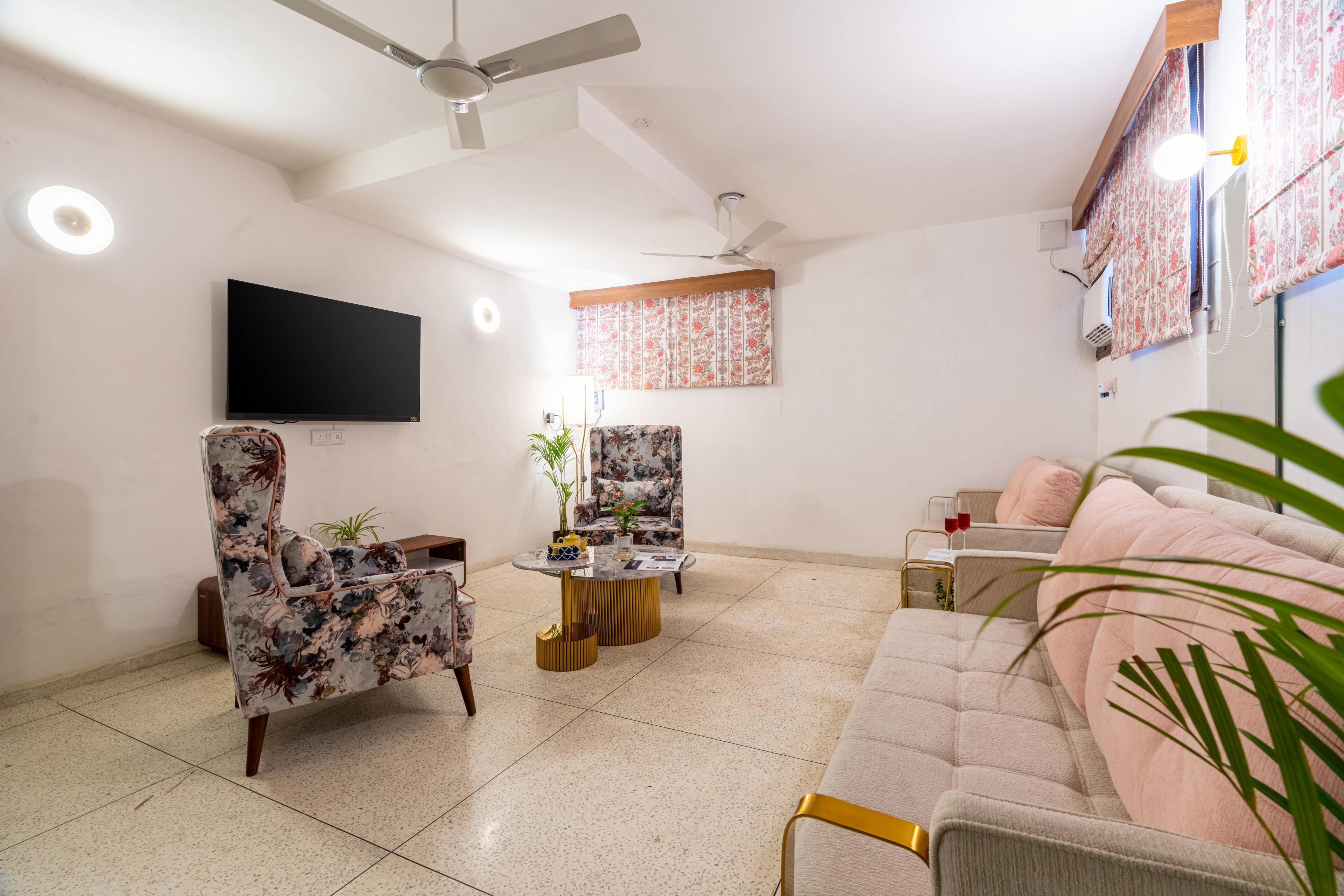 Homlee-Excellency Large 4BHK-South Delhi- NFC - Tap to explore photos