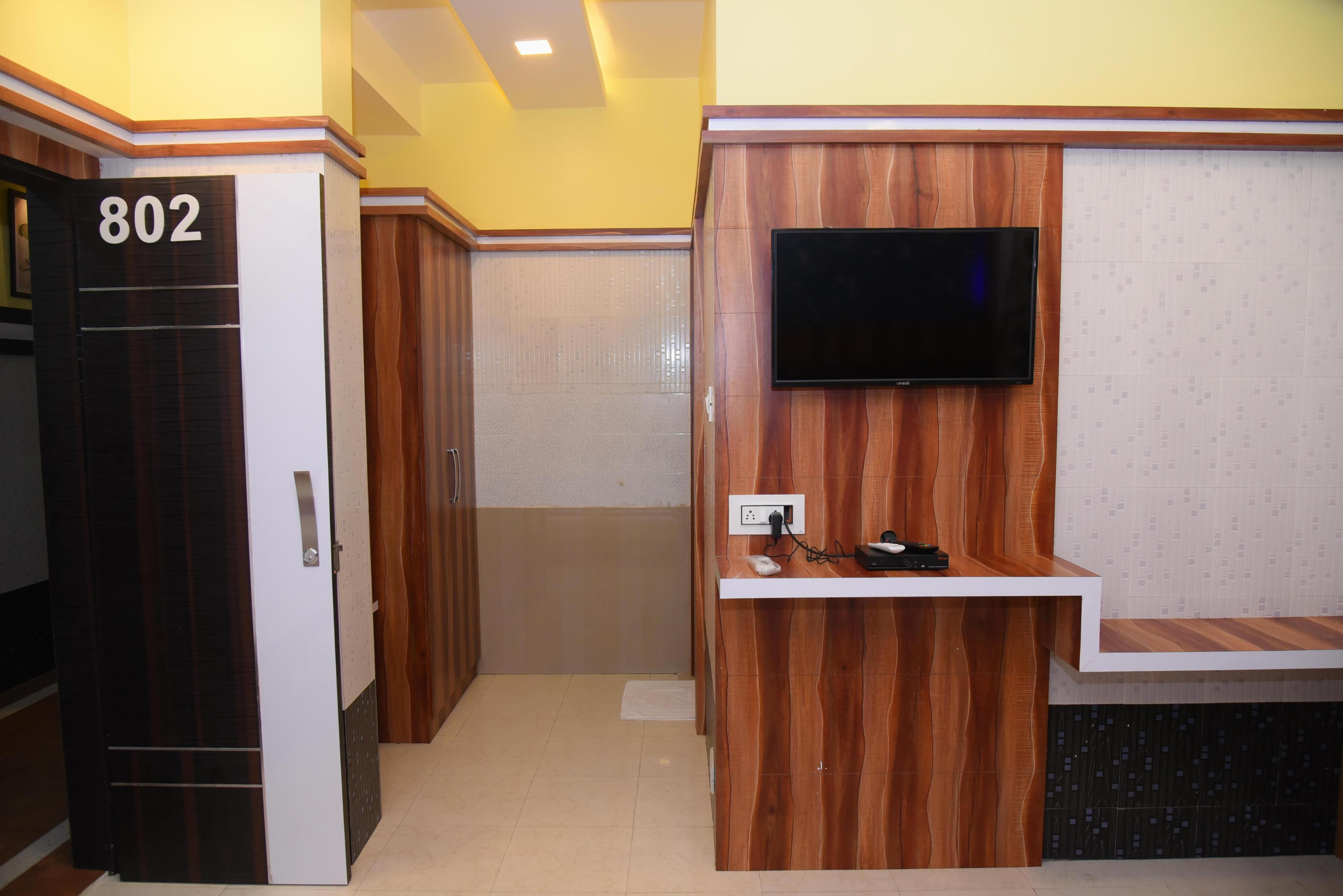 Hotel Royal Inn Lodging Room Type - Deluxe Triple AC Room