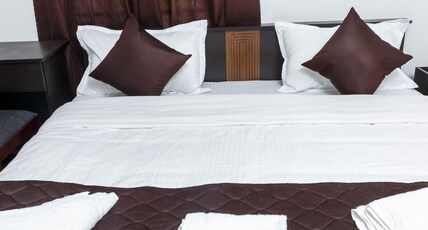 Guest West Inn Room Type - Deluxe Queen Room
