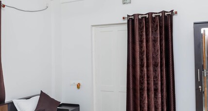 Guest West Inn Room Type - Deluxe King Room