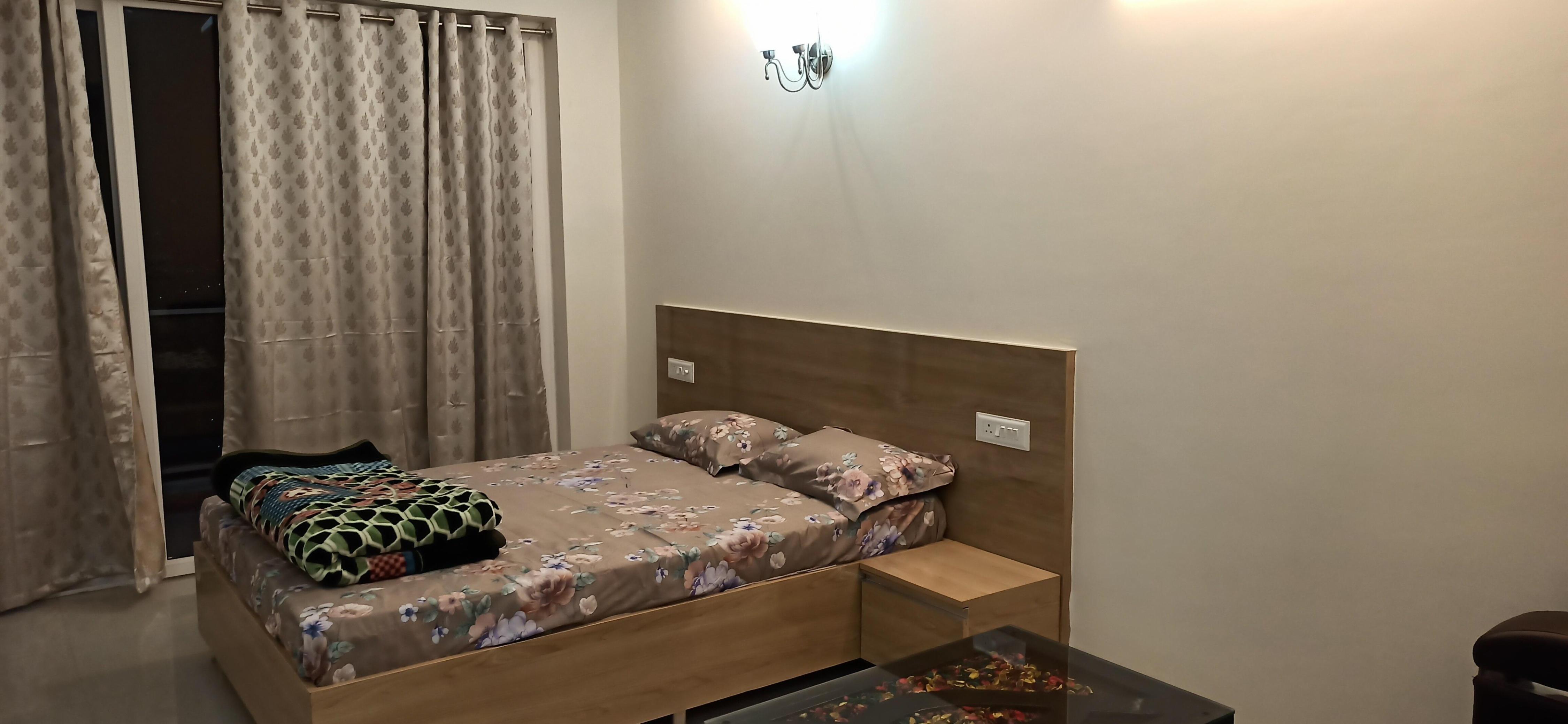 Private Luxury Studio in Gaur city - Tap to explore photos