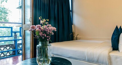 Barefoot Boutique Hotel Udaipur Room Type - Glass room with Balcony and Lake view